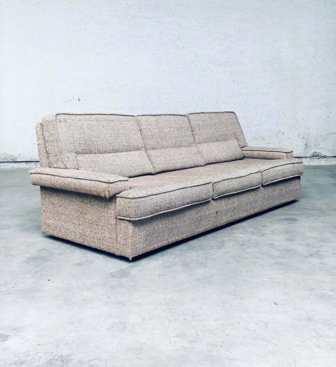photo furniture Mid Century Modern Design Bouclé 3 Zitsbank, Italië, Ca. Jaren 1970