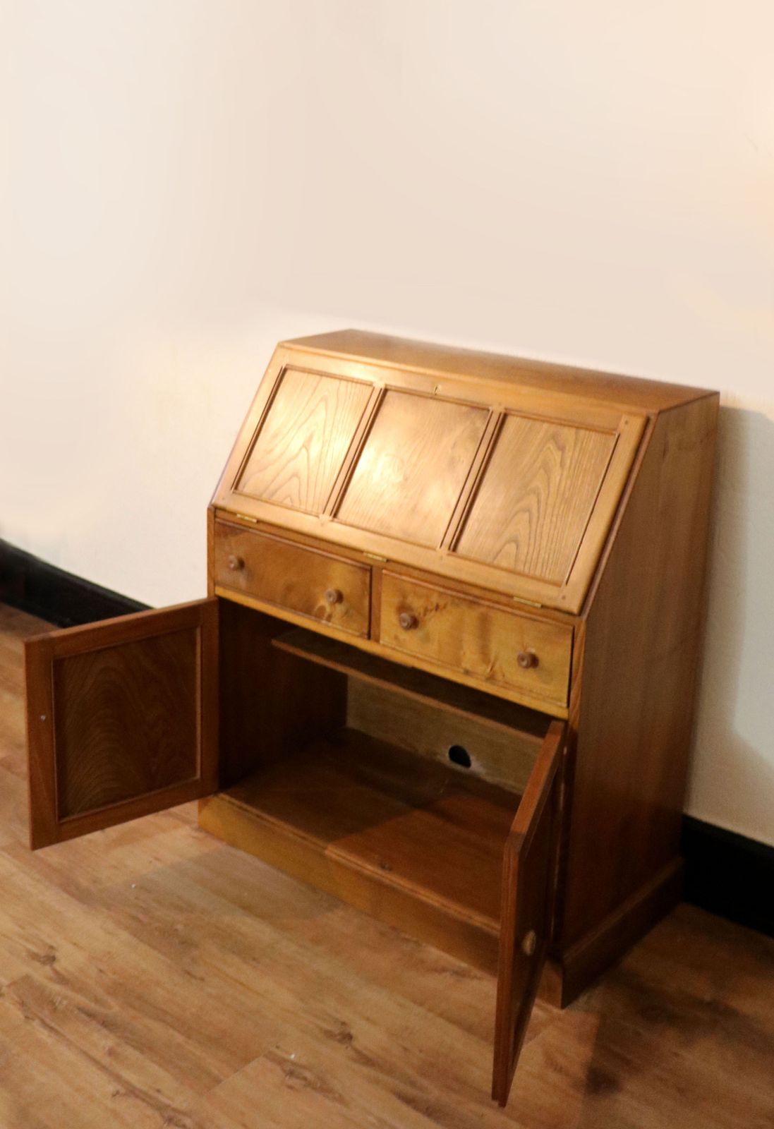 A Lovely Piece Of Ercol Elm Furniture From The Golden Dawn Range. photo vintage