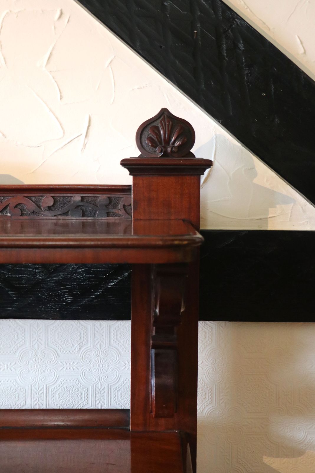 photo vintage A Lovely Victorian Mahogany Buffet Or Dumb Waiter Shelf.