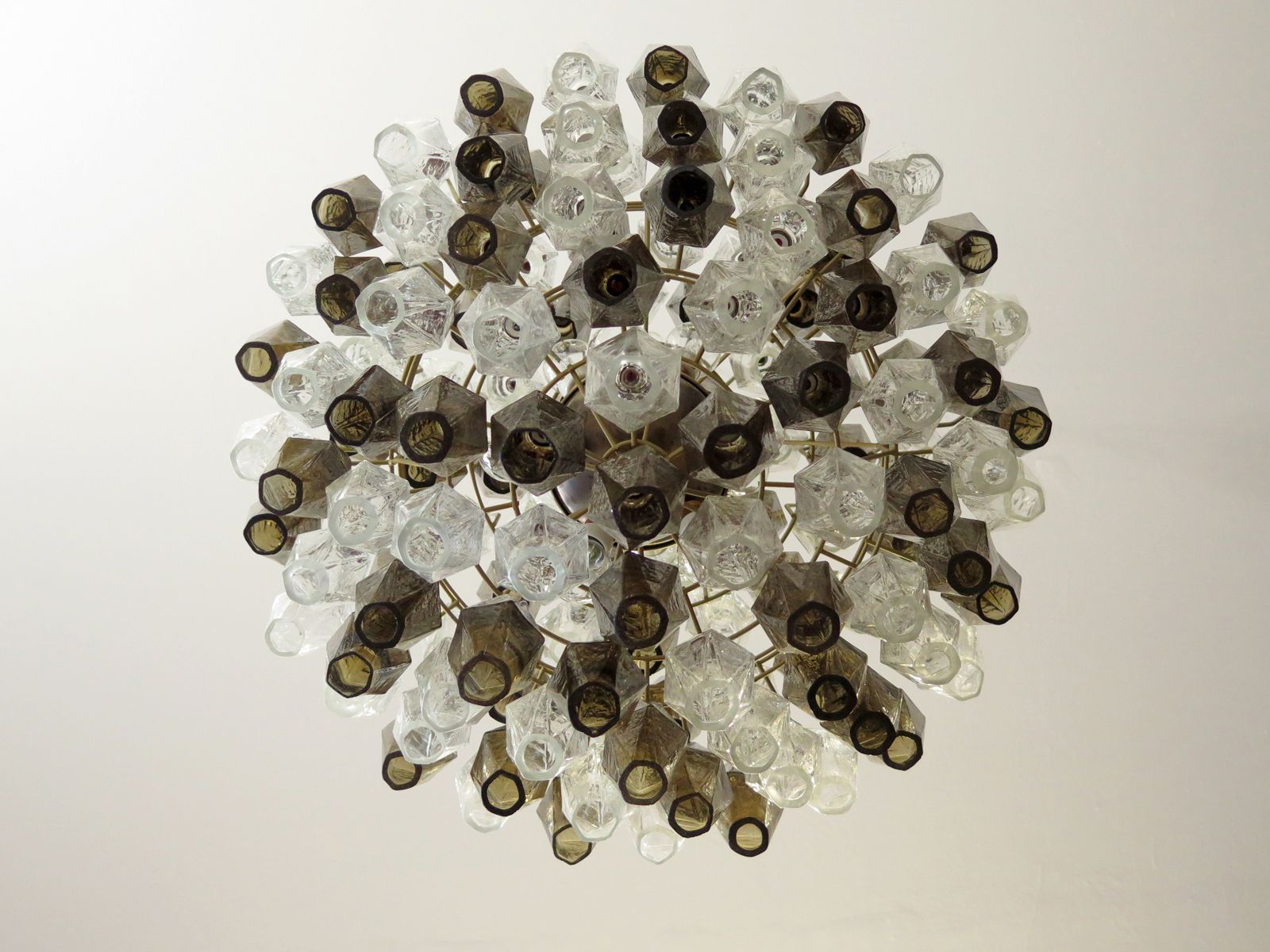 photo furniture Amazing Spherical Murano Poliedri Candelier   140 Poliedri Trasparent And Smoked