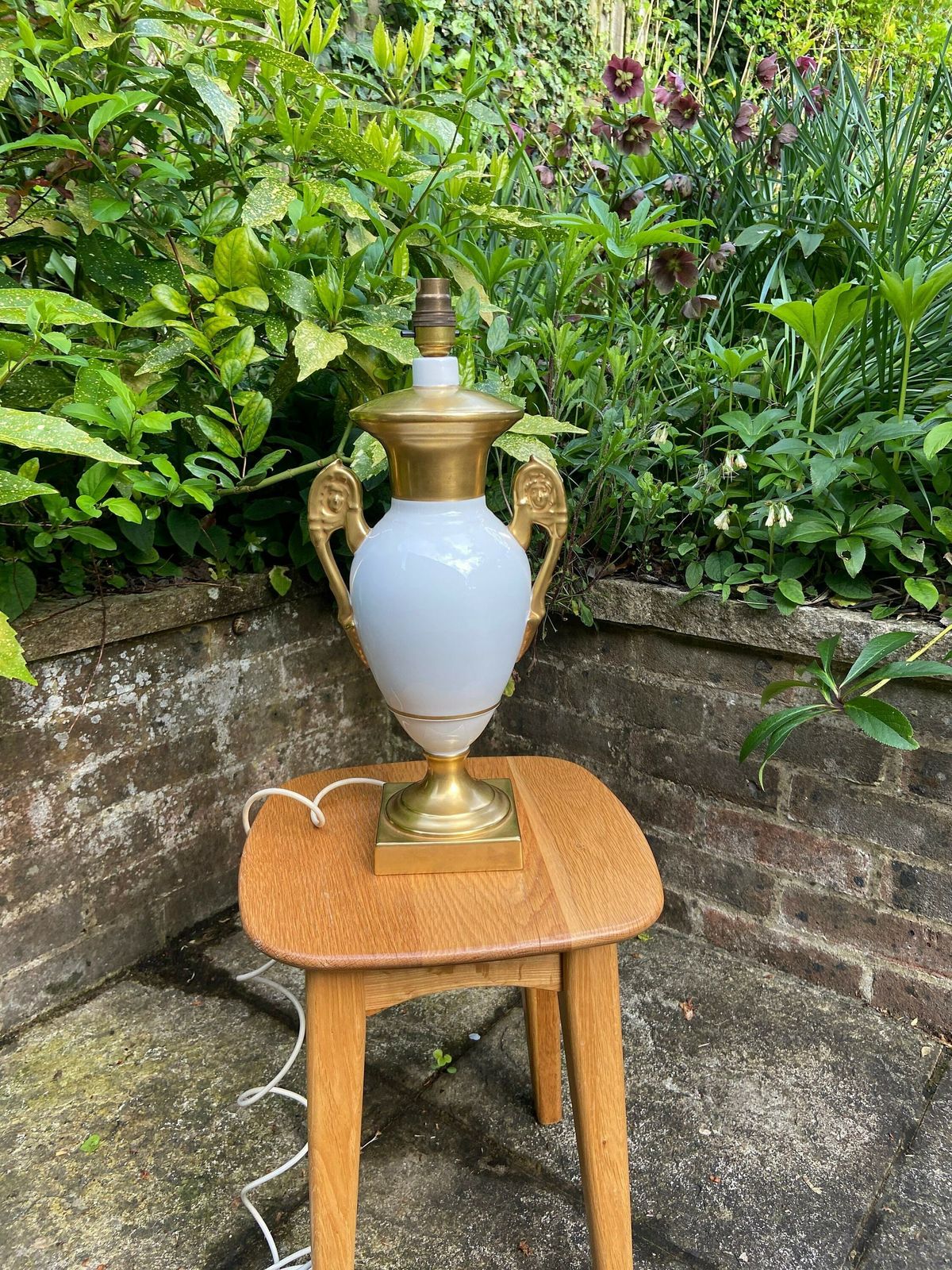 Stunning Vintage White And Gold Ceramic Table Lamp In An Ancient Urn Style. Excellent Condition. Working Lamp. Made In Portugal