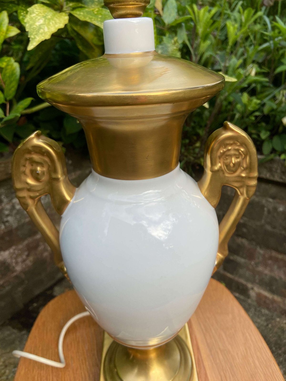 Stunning Vintage White And Gold Ceramic Table Lamp In An Ancient Urn Style. Excellent Condition. Working Lamp. Made In Portugal photo Lighting