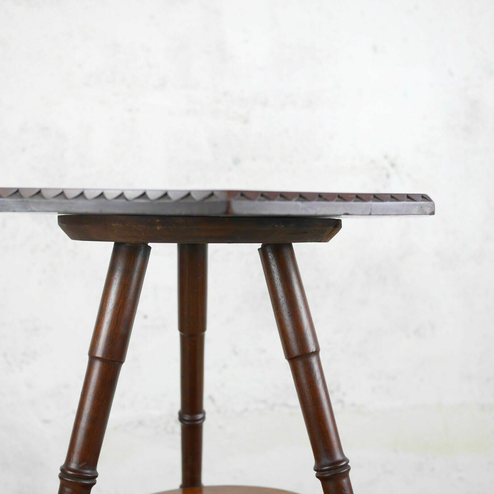 photo vintage Antique Victorian Faux Bamboo Carved Poker Tripod Side Lamp Table
