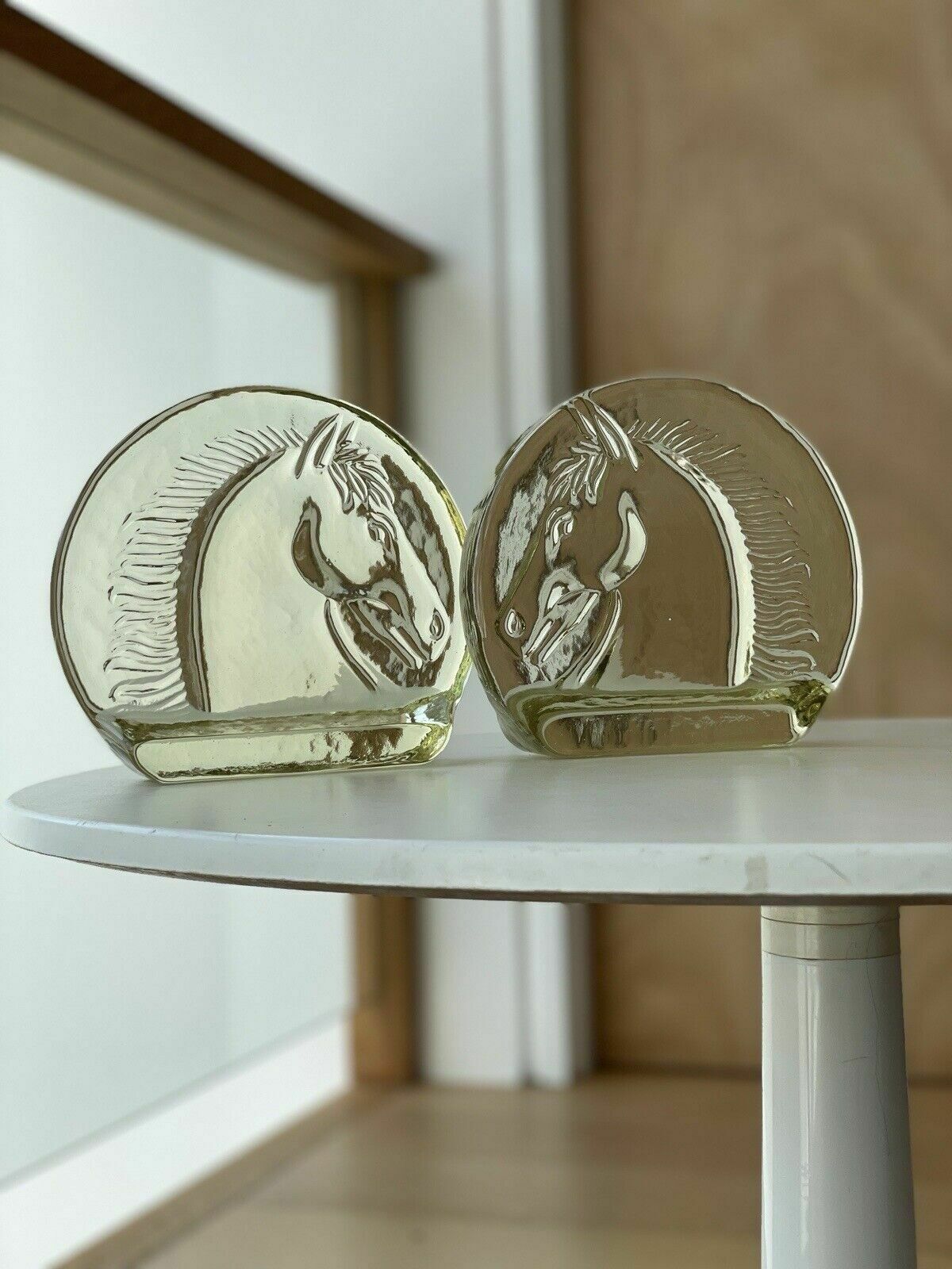 photo vinterior A Pair Of Vintage Depression Glass Horse Head Bookends In Pale Yellow