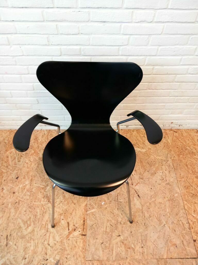 Set Of 4 Arne Jacobsen Chairs 3107 With Armrests photo furniture