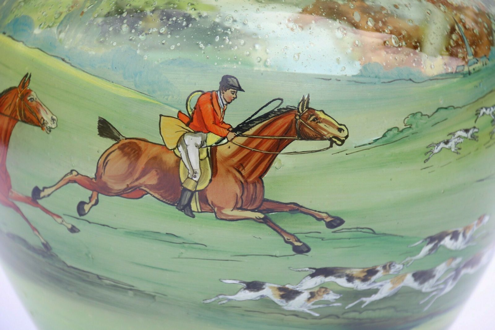 photo vintage An Outstanding Large Bohemian Hand Blown Green Glass Vase Decorated With A Superb Hand Painted Enamelled Fox Hunting Scene.