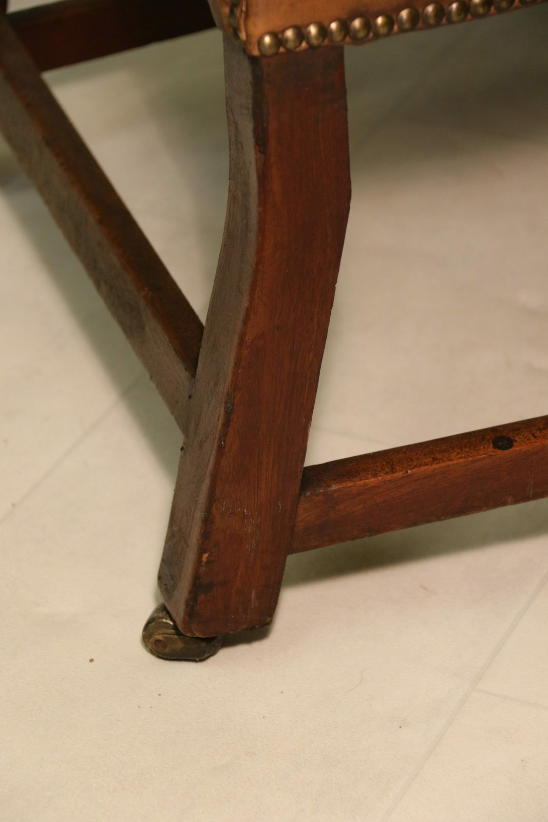 photo vintage A Rare 18th Century Deep Buttoned Leather Wing Backed Arm Chair Circa 1770