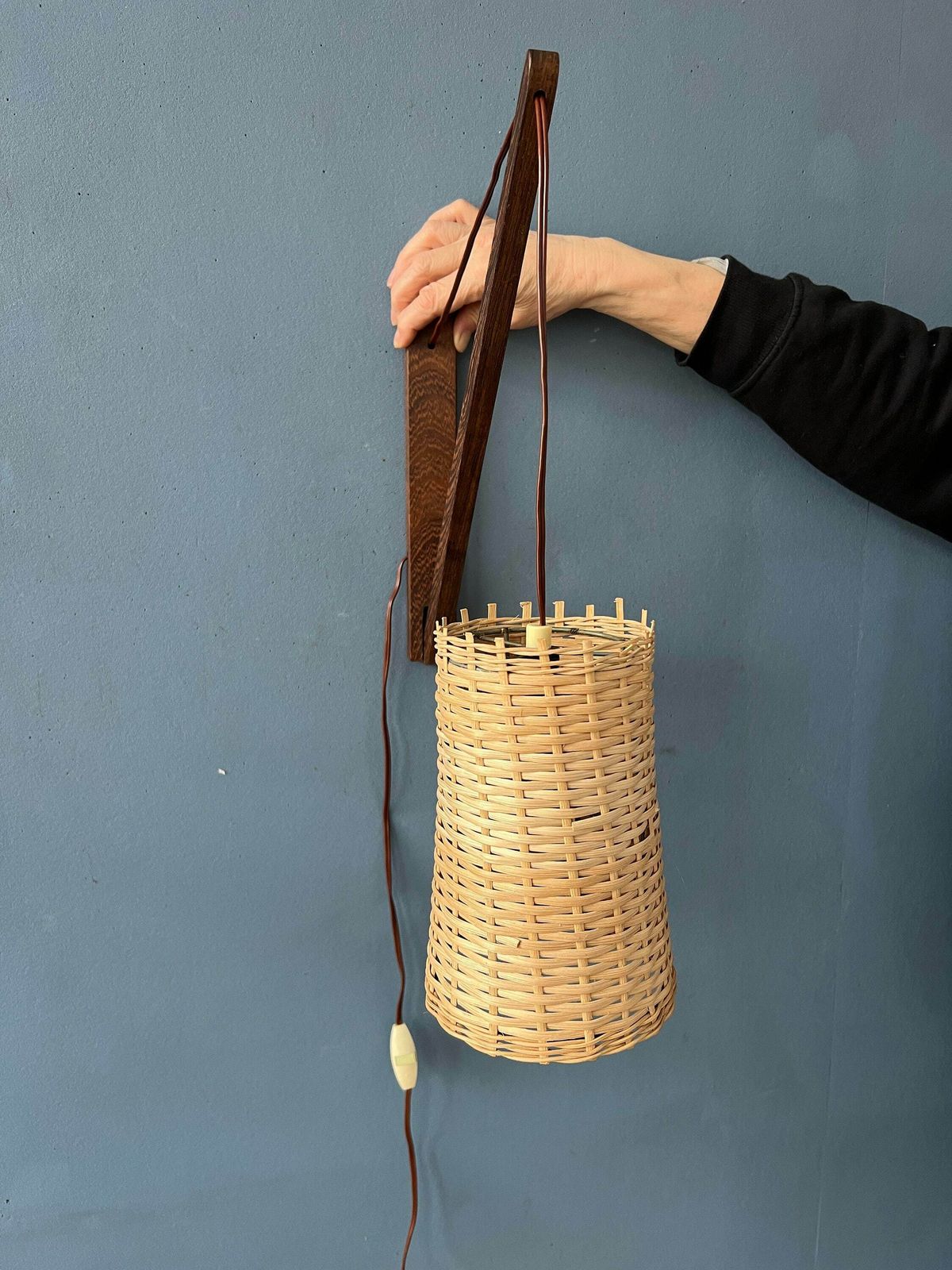 Mid Century Deense Teakhouten Hengelstoklamp Met Rietkap photo buy