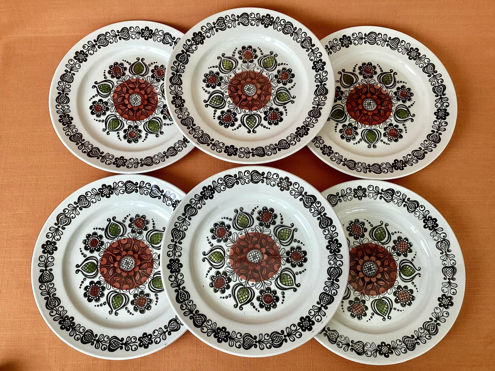 Broadhurst Kathie Winkle ‘Romany’ Dinner Plates (Set Of 6), Grade 1 Condition, 1975 Kathie Winkle Romany Dinner Plates, Retro Plates photo for sale