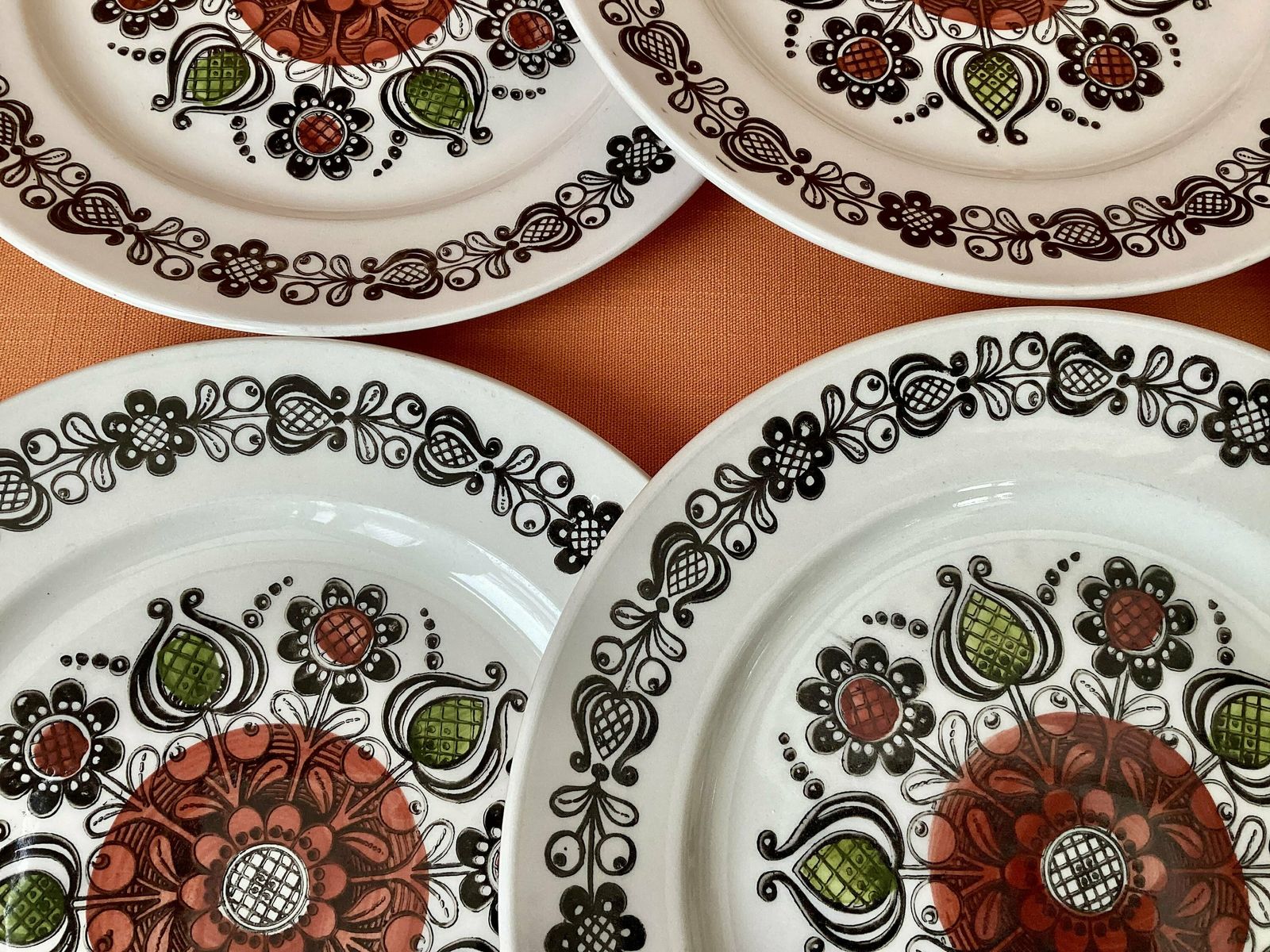 Broadhurst Kathie Winkle ‘Romany’ Dinner Plates (Set Of 6), Grade 1 Condition, 1975 Kathie Winkle Romany Dinner Plates, Retro Plates photo Home Decor
