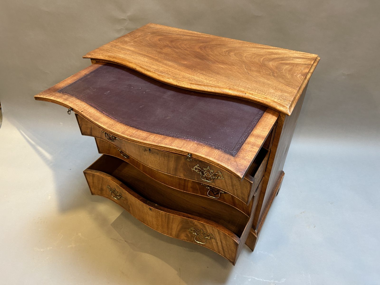 C19th Mahogany Chest Of Drawers Of Serpentine Outline photo furniture