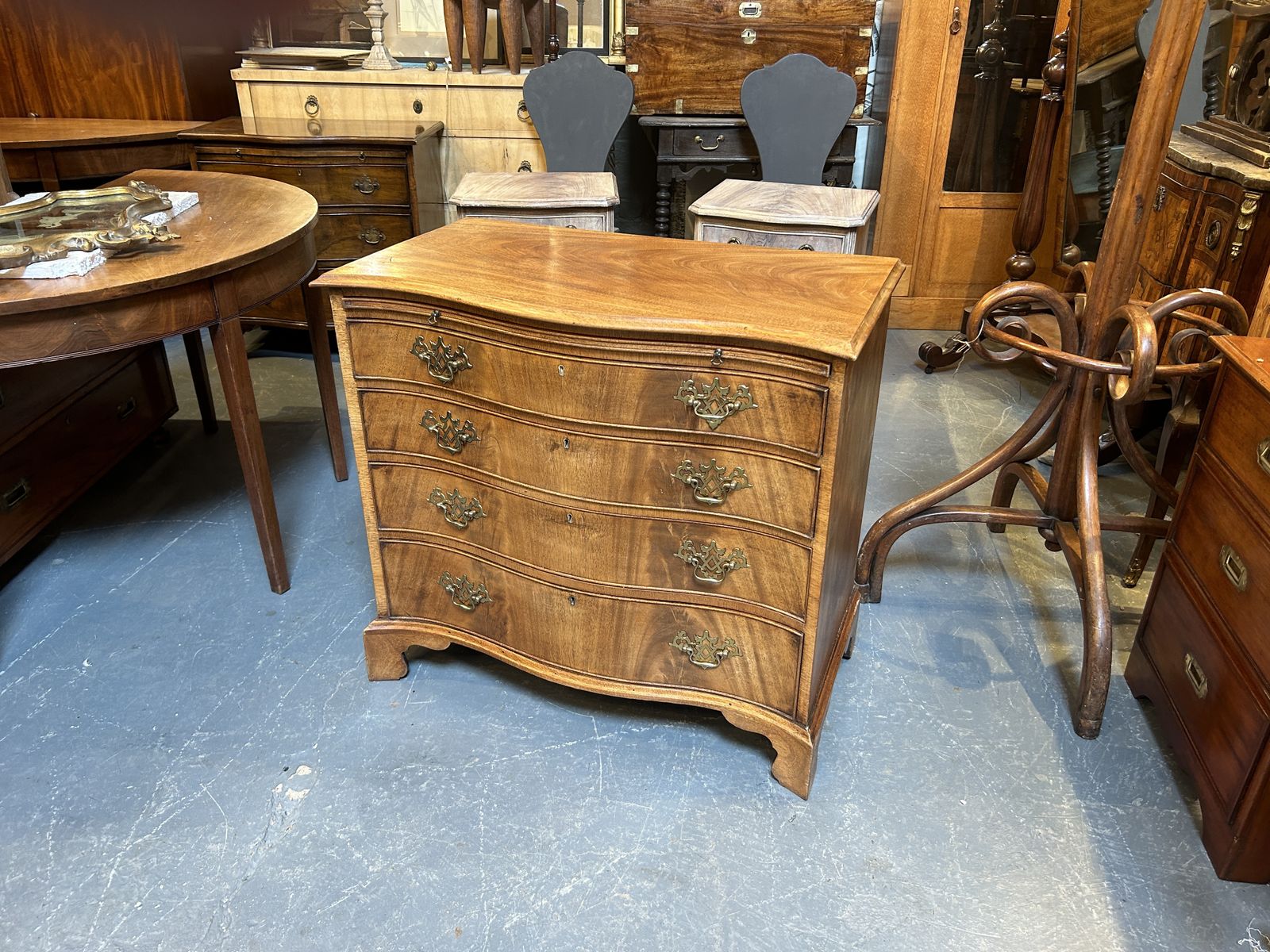 C19th Mahogany Chest Of Drawers Of Serpentine Outline photo buy