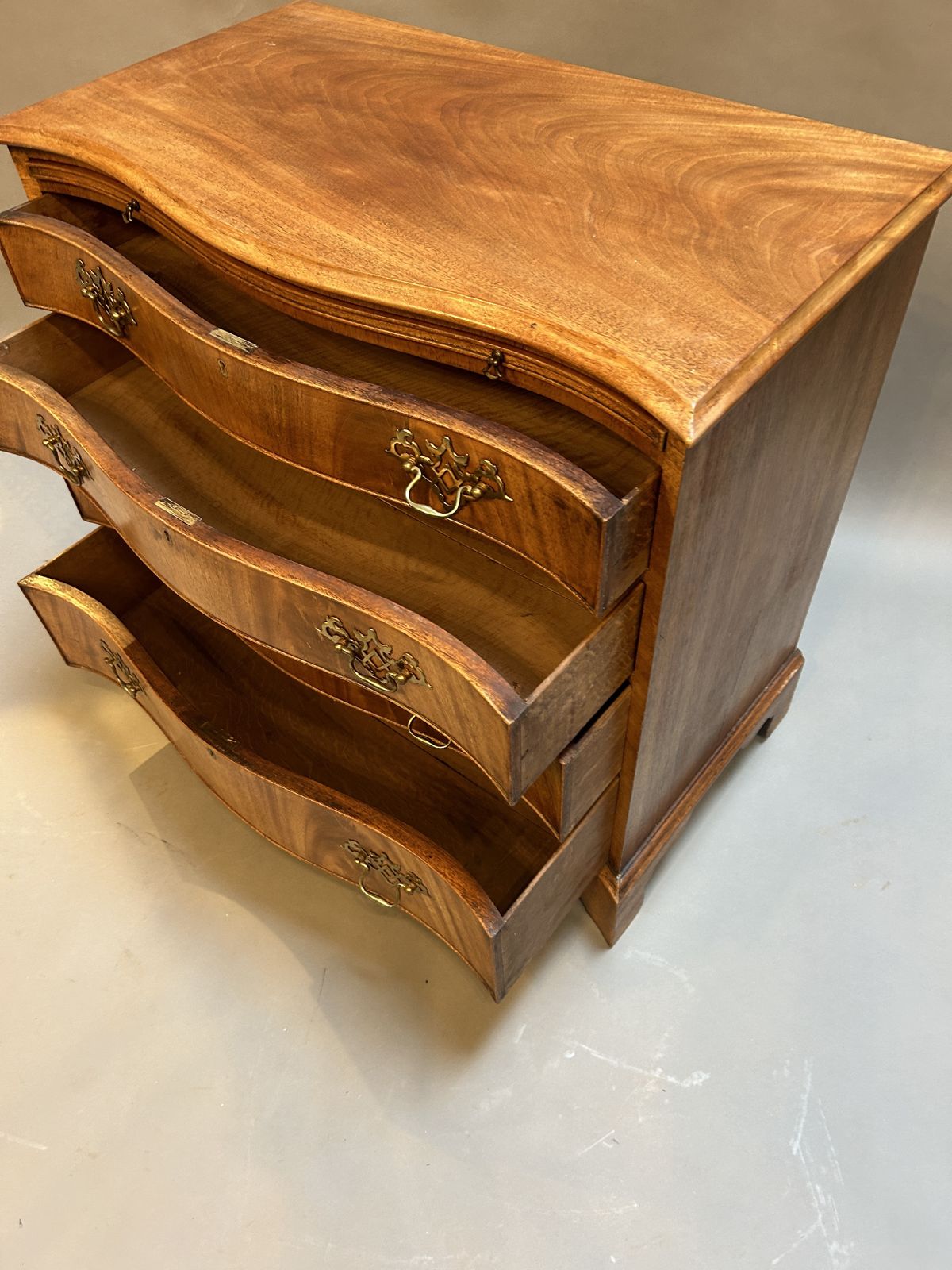 Furniture C19th Mahogany Chest Of Drawers Of Serpentine Outline photo