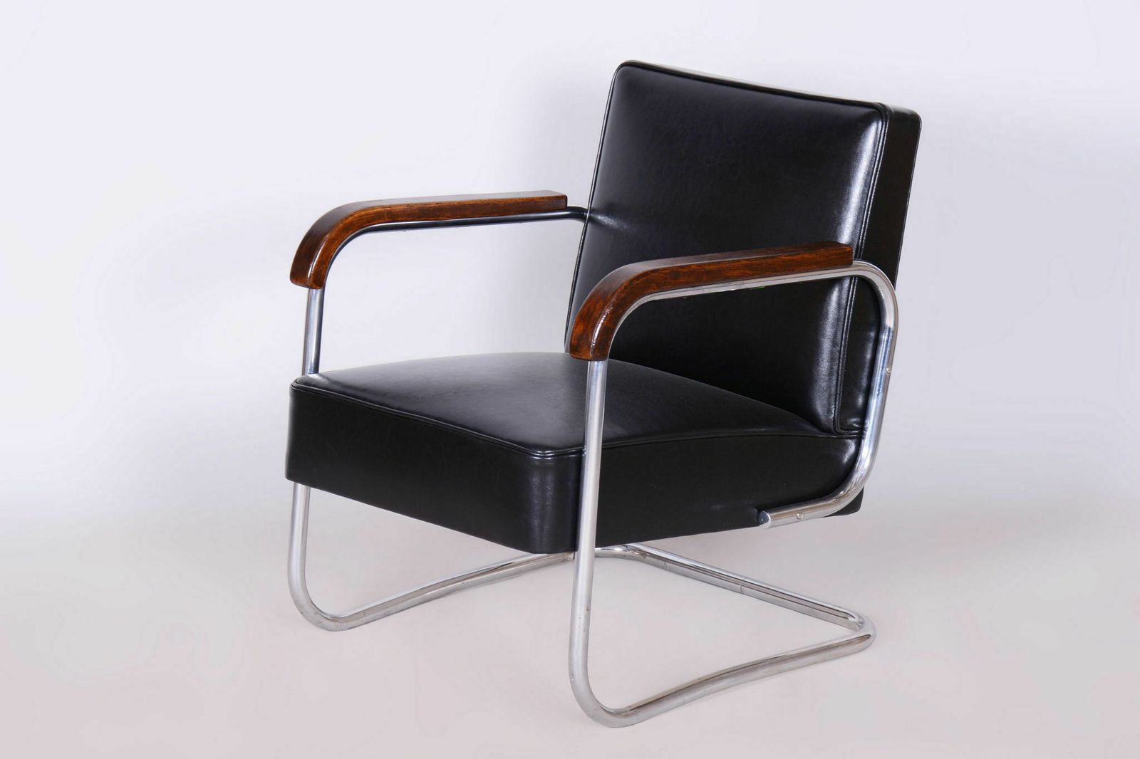 Set Of Two Restored Bauhaus Armchairs, Chrome, Beech, Cowhide, Czech, 1930s photo vinterior