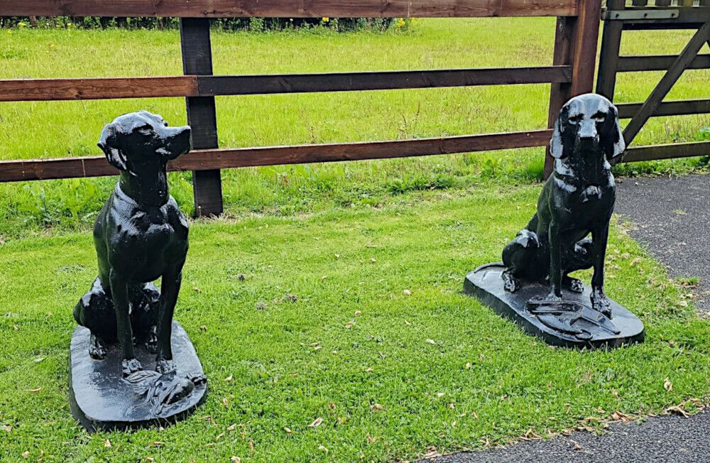 A Rare Pair Of 20th Century Animalier Cast Iron Hunting Dogs photo vinterior
