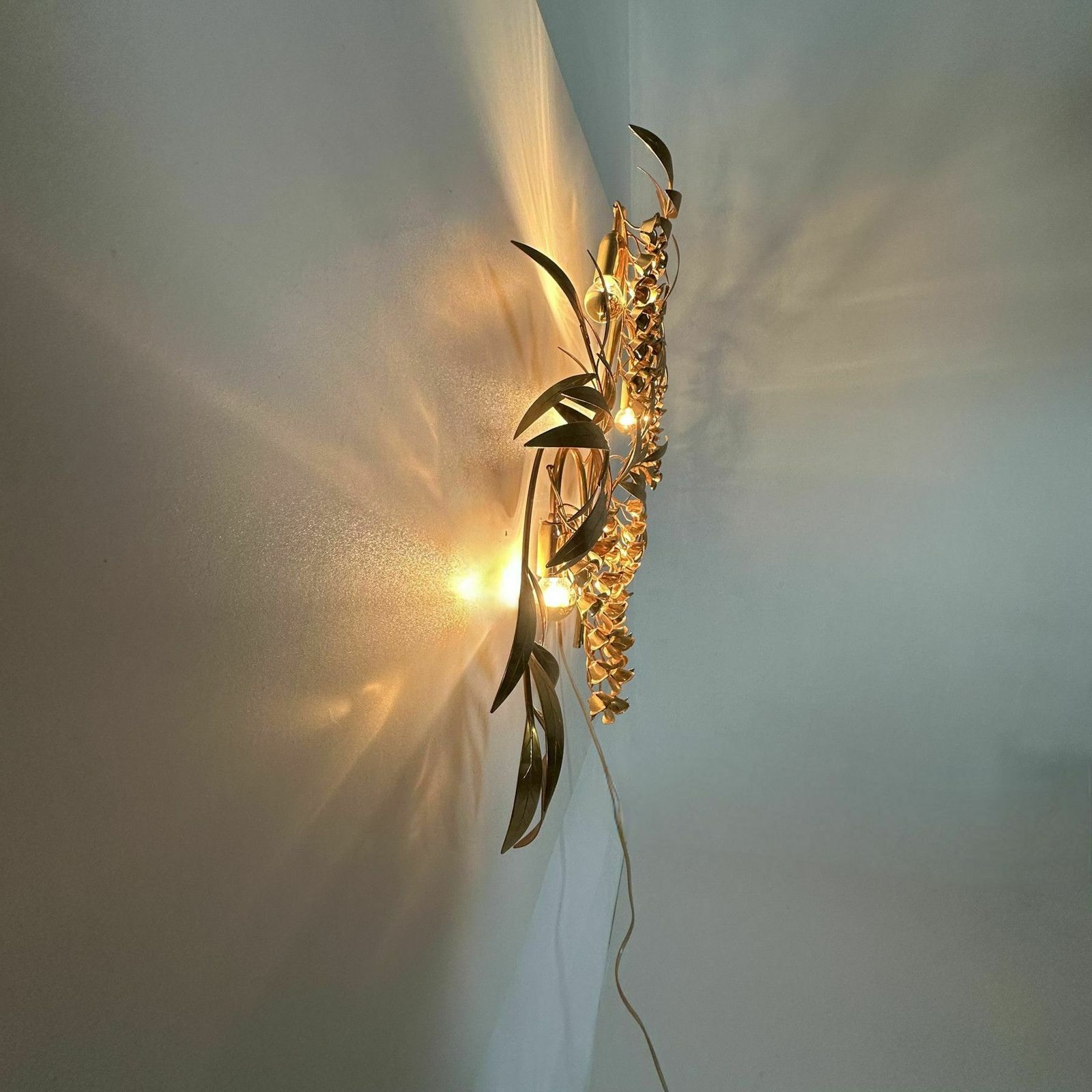 Grote Italiaanse Floraal Vergulde Wandlamp, Ca. Jaren 1970 photo vinterior