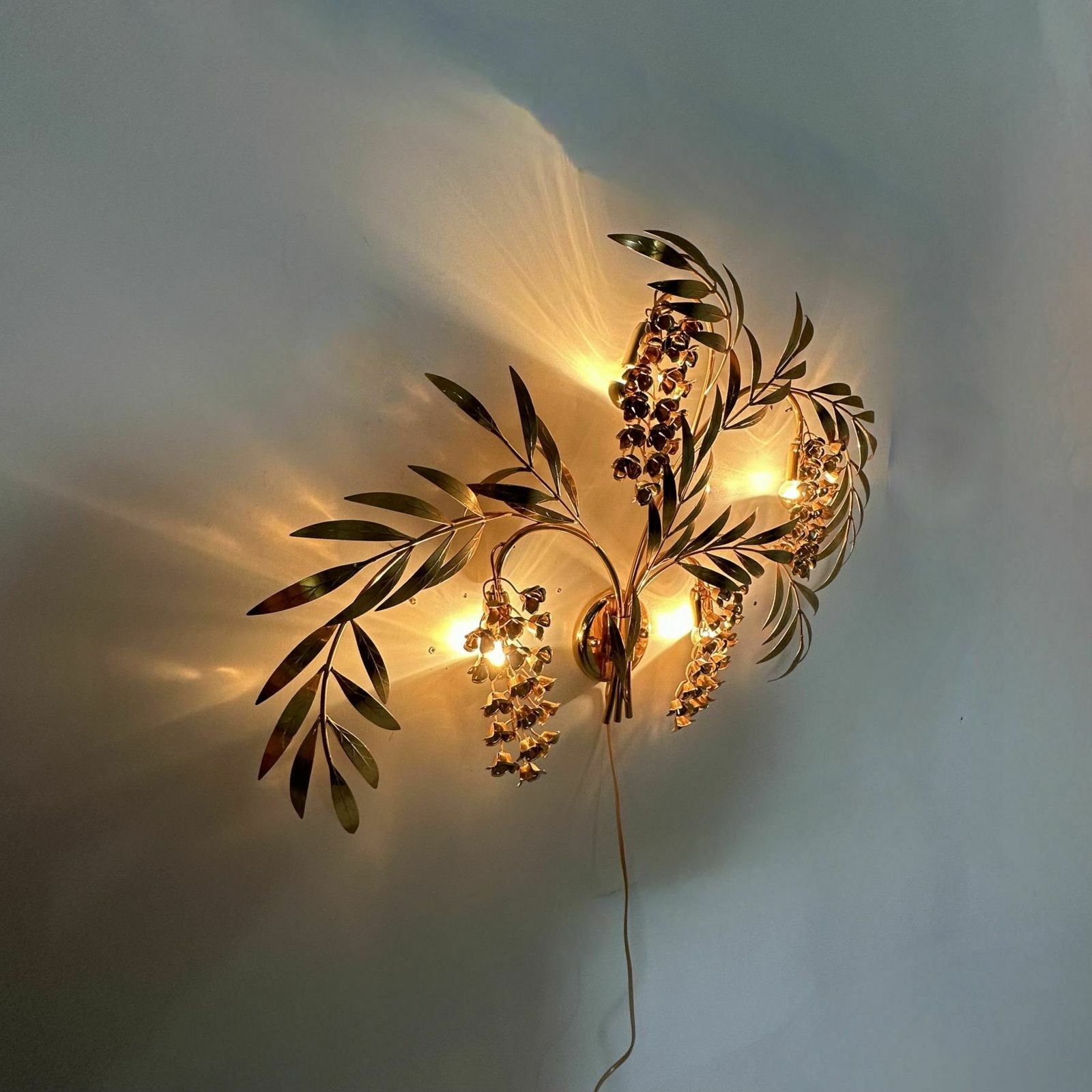 Grote Italiaanse Floraal Vergulde Wandlamp, Ca. Jaren 1970 photo vintage