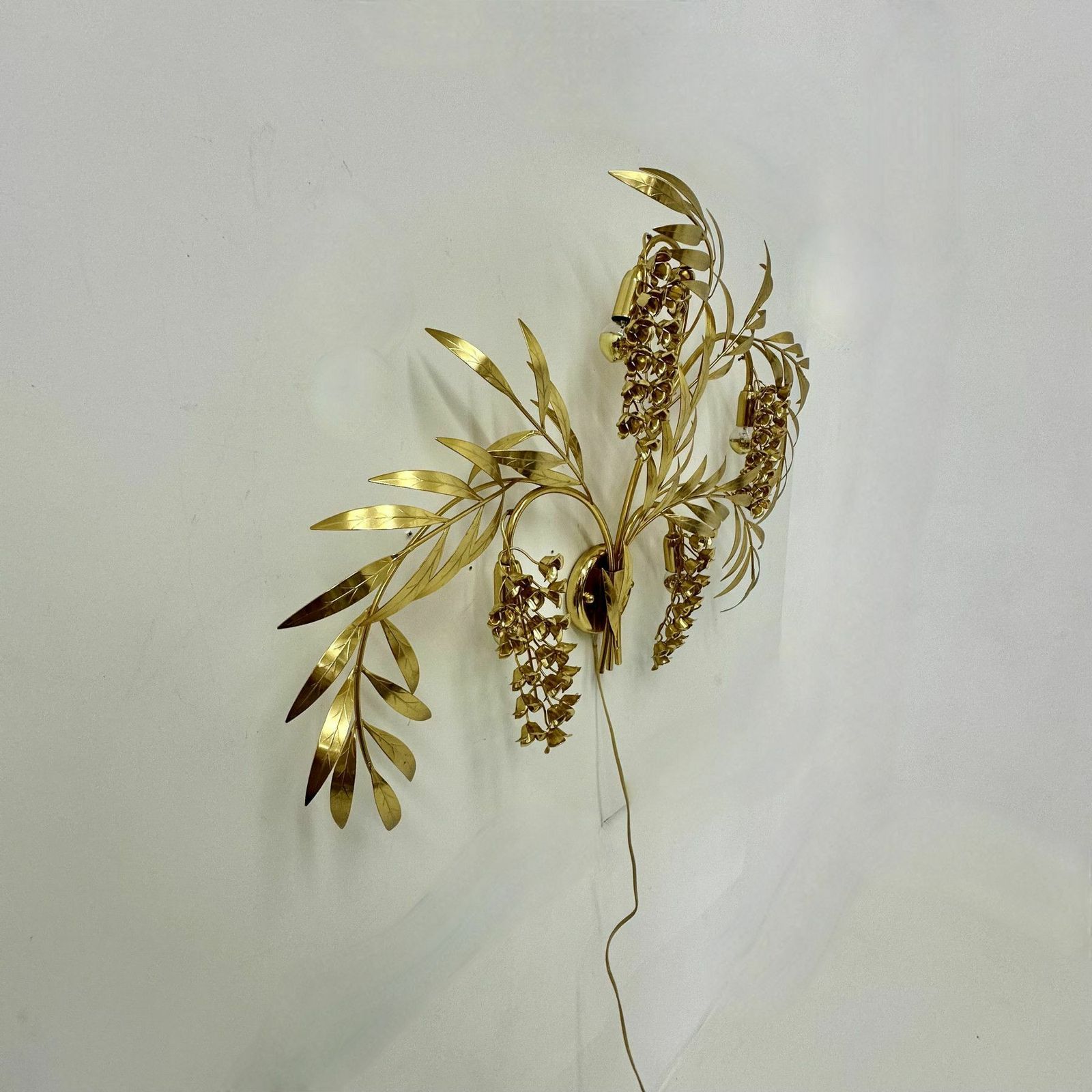 1222.0 Grote Italiaanse Floraal Vergulde Wandlamp, Ca. Jaren 1970 photo
