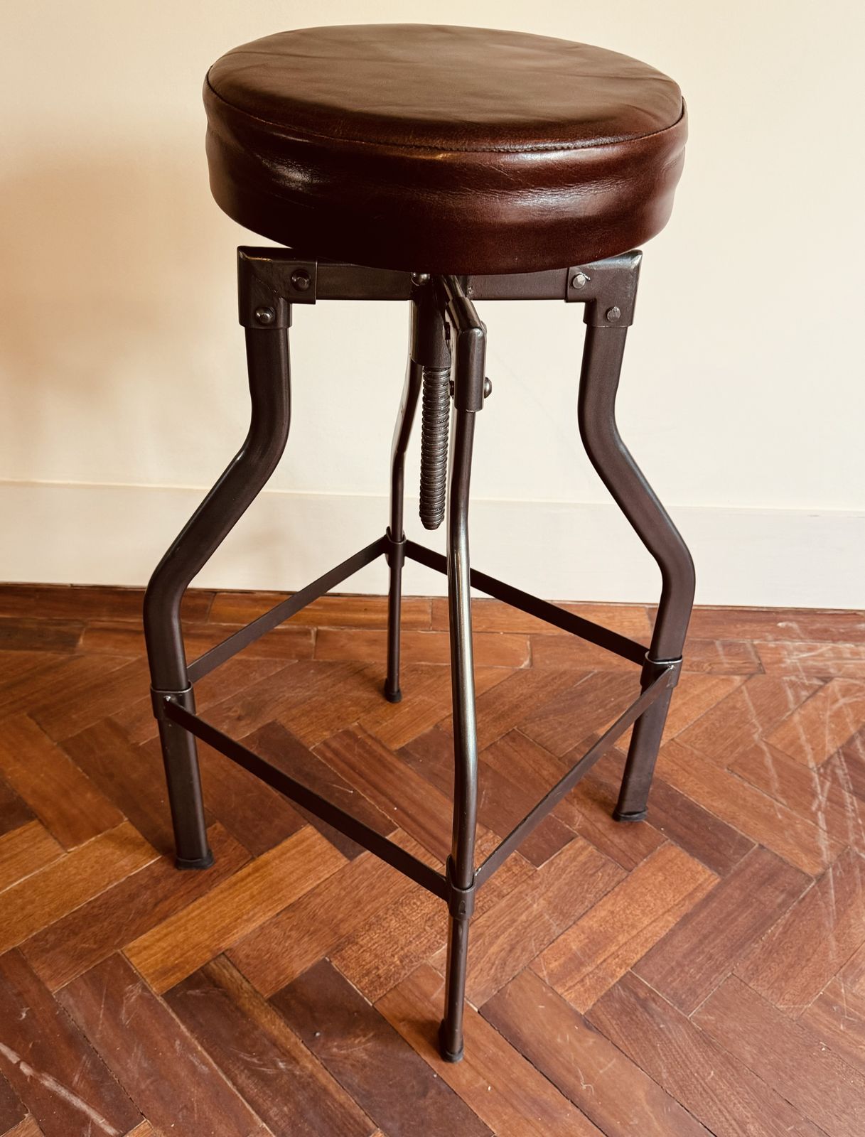 Set Of 4 Turner Leather & Metal Adjustable Bar Stool   35 Inch Rrp £159.00 Each