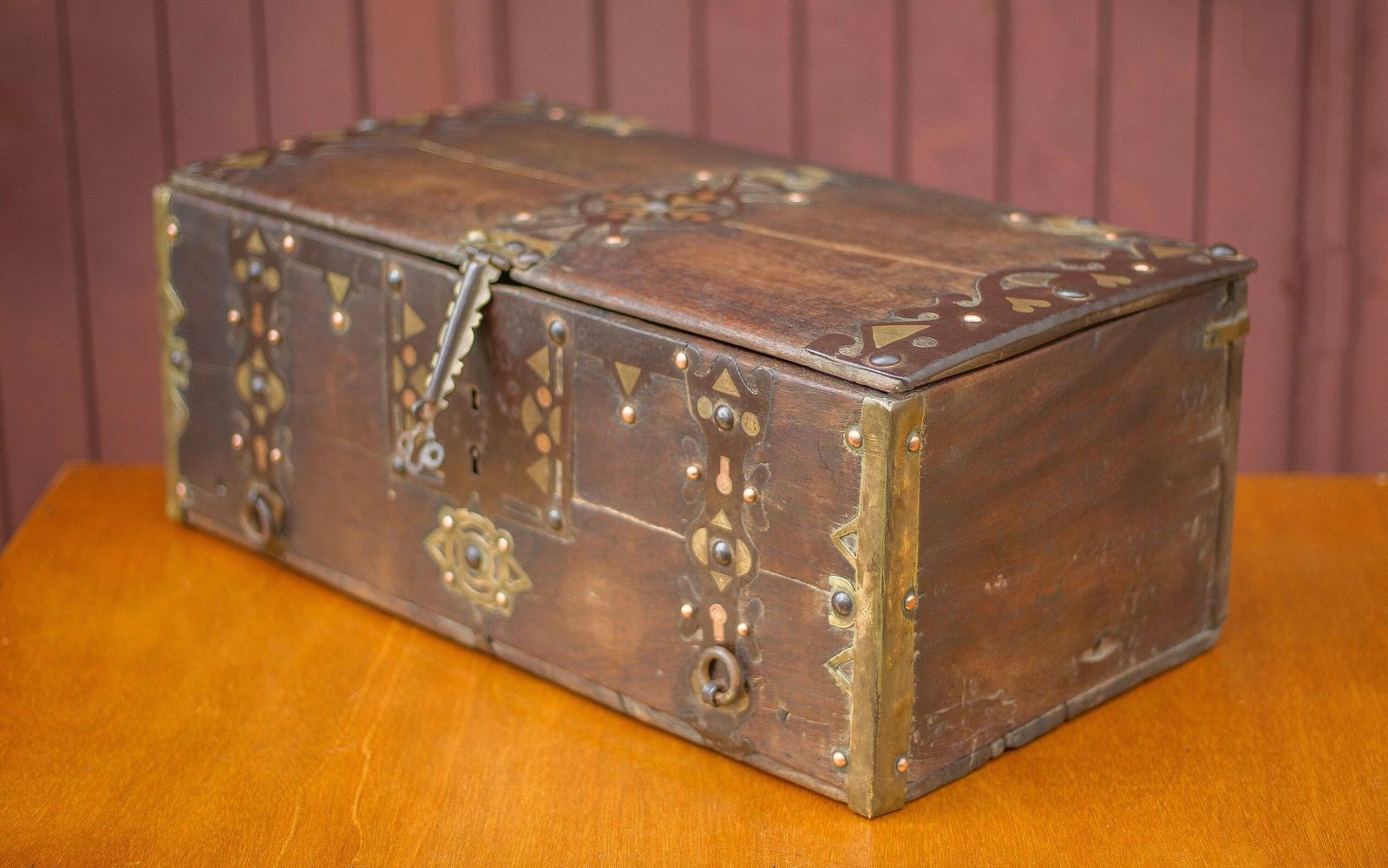 Large Old Mauritanian Box, Mauritania Tuareg Wooden Chest With Worked Metal And Copper Frame, Collection, Rare photo furniture