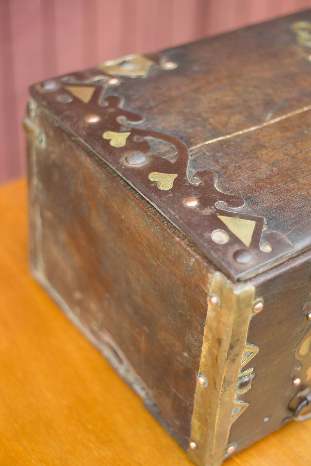 Large Old Mauritanian Box, Mauritania Tuareg Wooden Chest With Worked Metal And Copper Frame, Collection, Rare photo vinterior