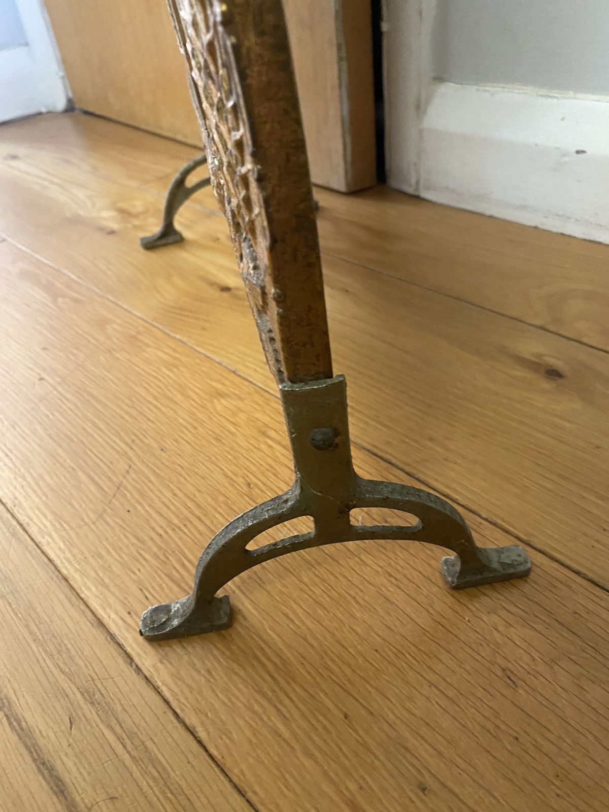 Antique Pressed Iron 19th Century “Take Courage” Ale Fire Place Screen Guard photo vinterior