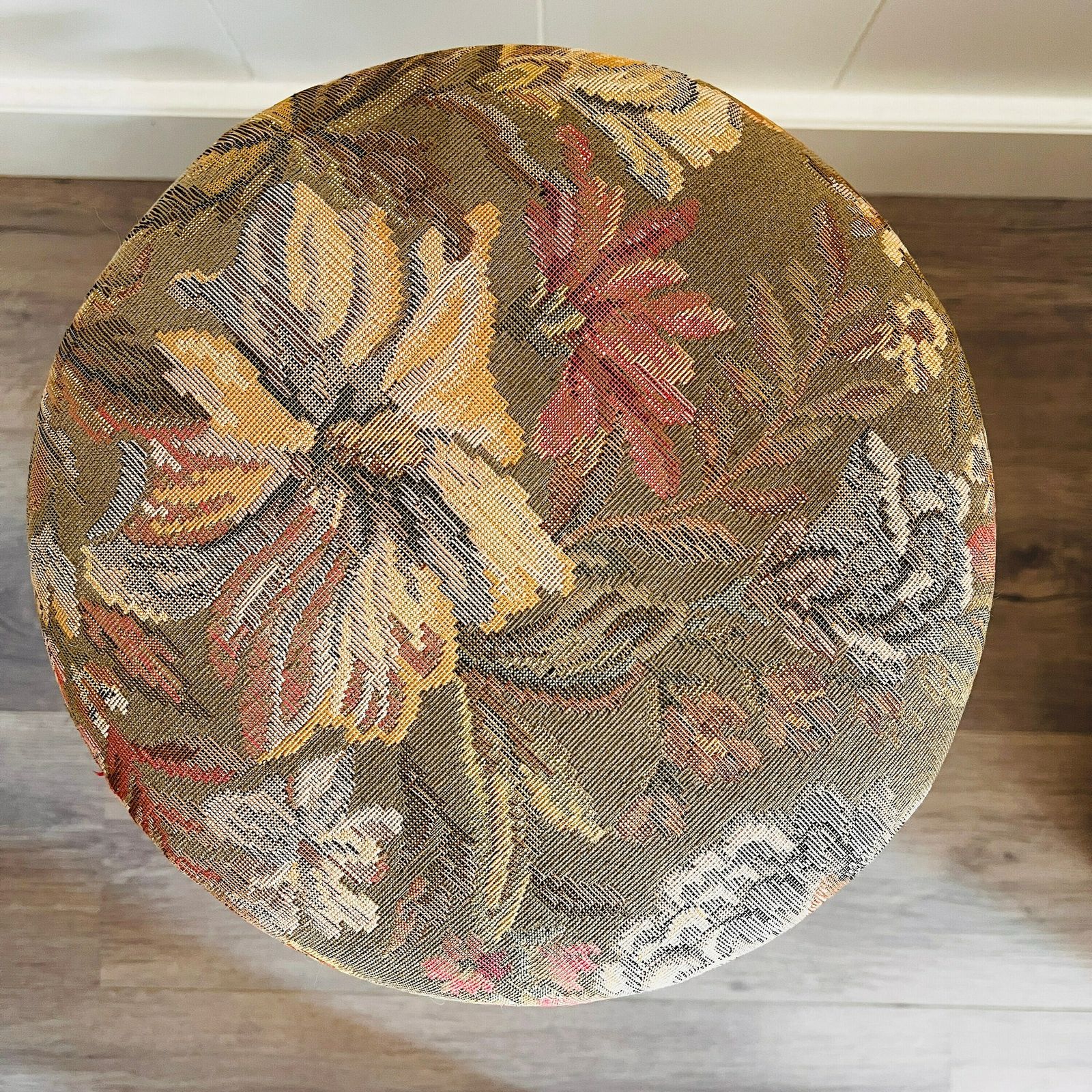 photo furniture Antieke Pianokruk – Victoriaans Tijdperk