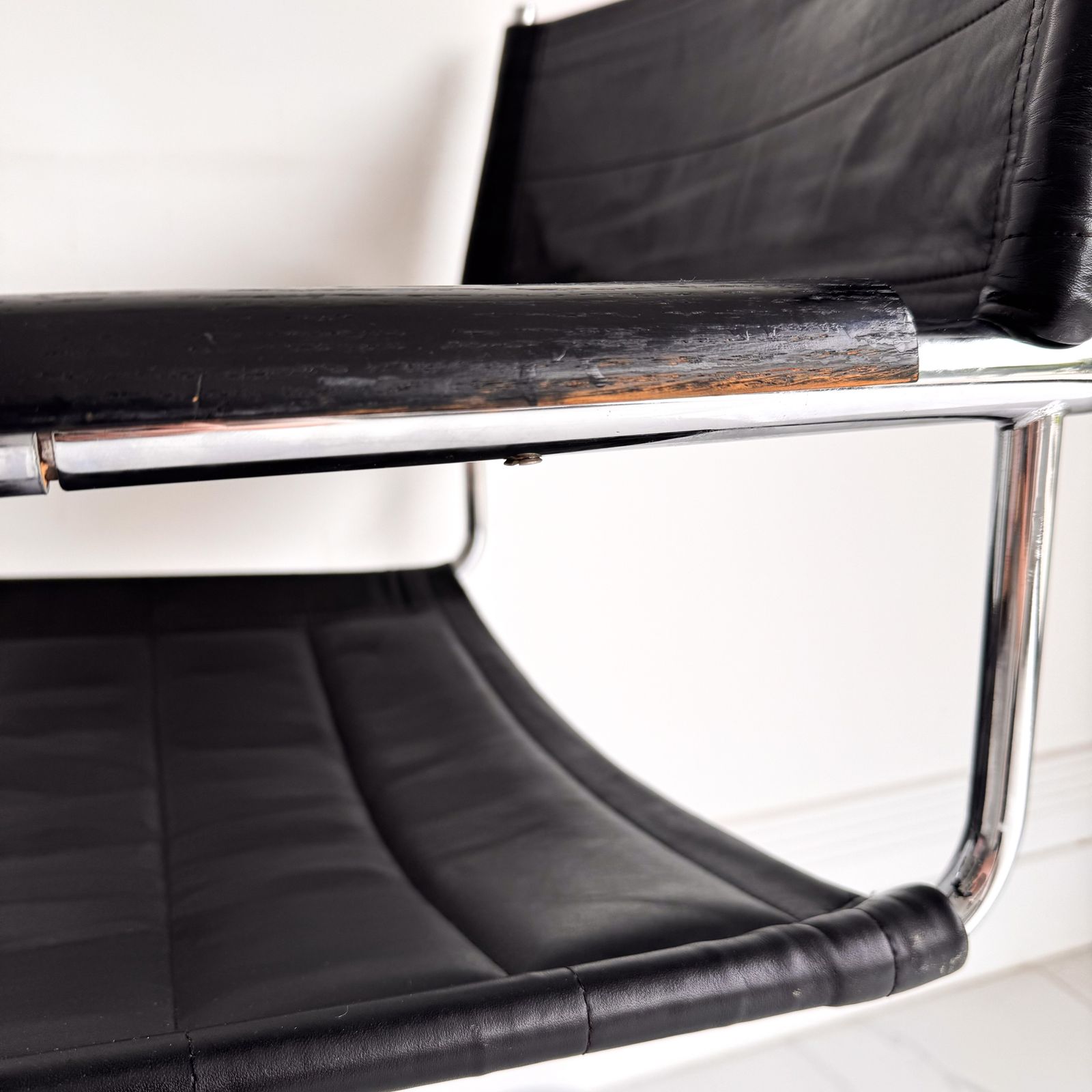 20th Century Italian Quilted Leather Cantilever Chair In Black photo furniture