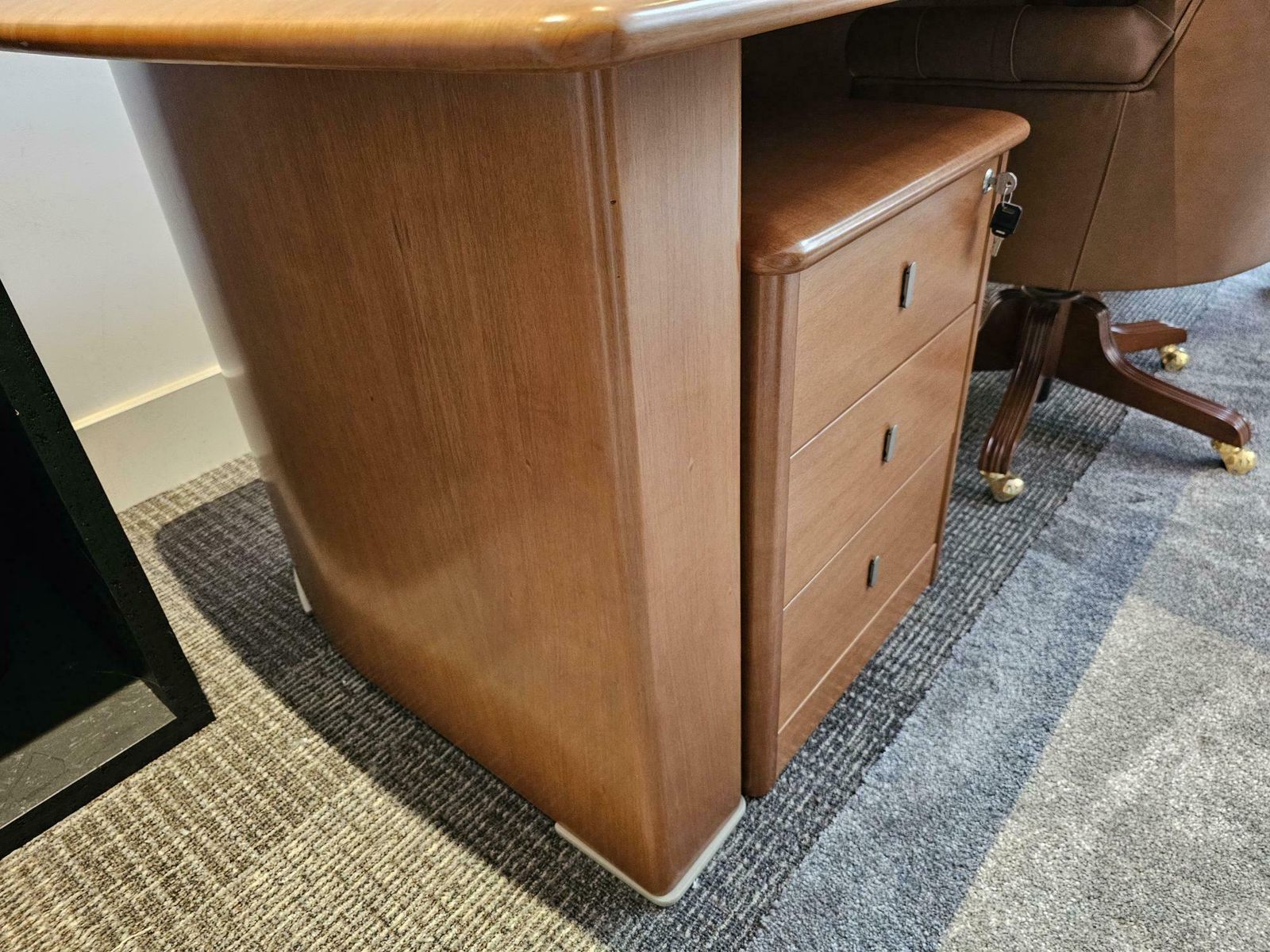 Furniture Large High Quality Stylish Desk With Meeting End & Pedestal, Gloss Finish, Veneered With Curved Edges photo