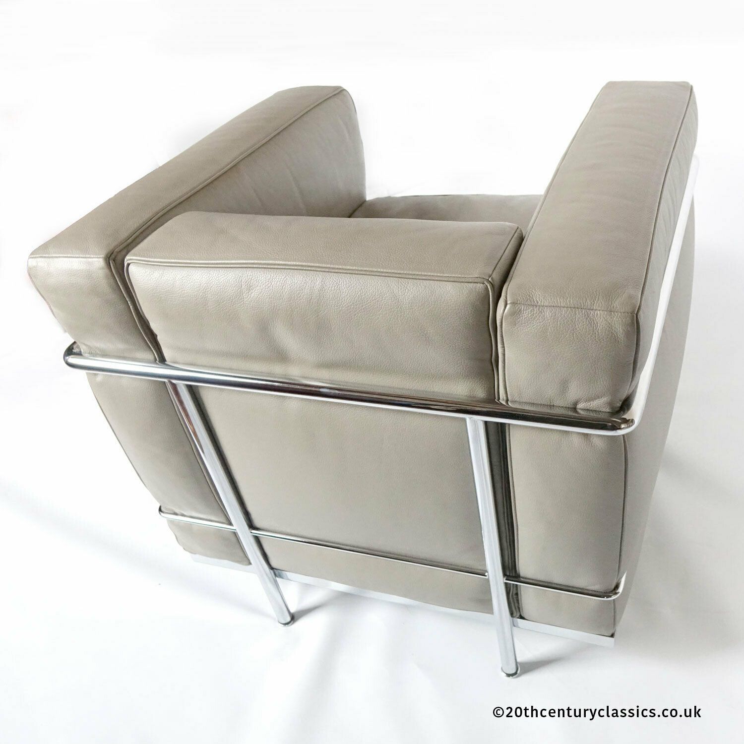 2 Fauteuil Grand Confort Petit Modèle Lc2 Three Seater Sofa & Two Armchairs Set By Le Corbusier For Cassina photo vinterior