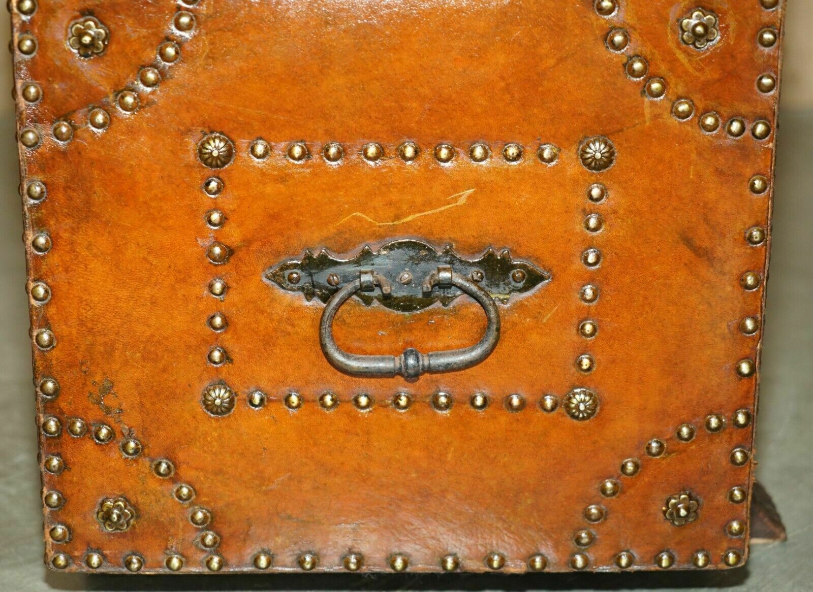 photo vintage Stunning Restored Antique Victorian Hand Studded Brown Leather Steamer Trunk
