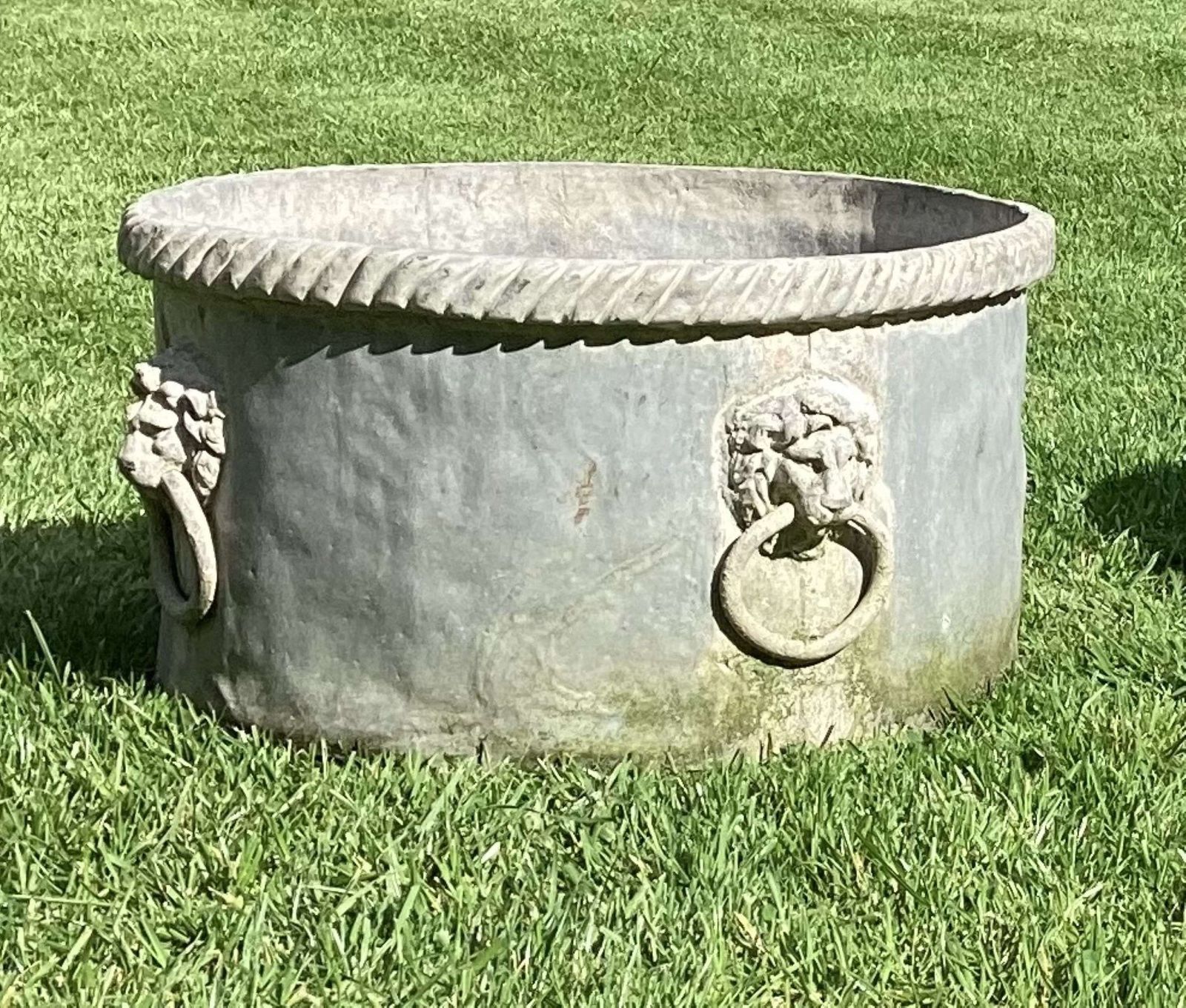 photo vinterior A Significant Regency Pair Of Lead Planters / Jardinieres