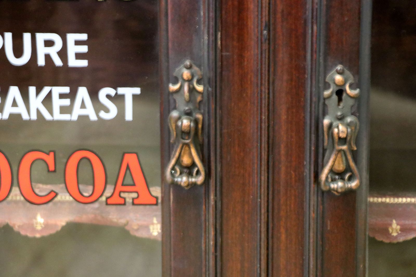 A Very Nice Victorian Glazed Shopfitting Cabinet, Hand Sign Written With Advertising For Fry’s Chocolate, photo vinterior