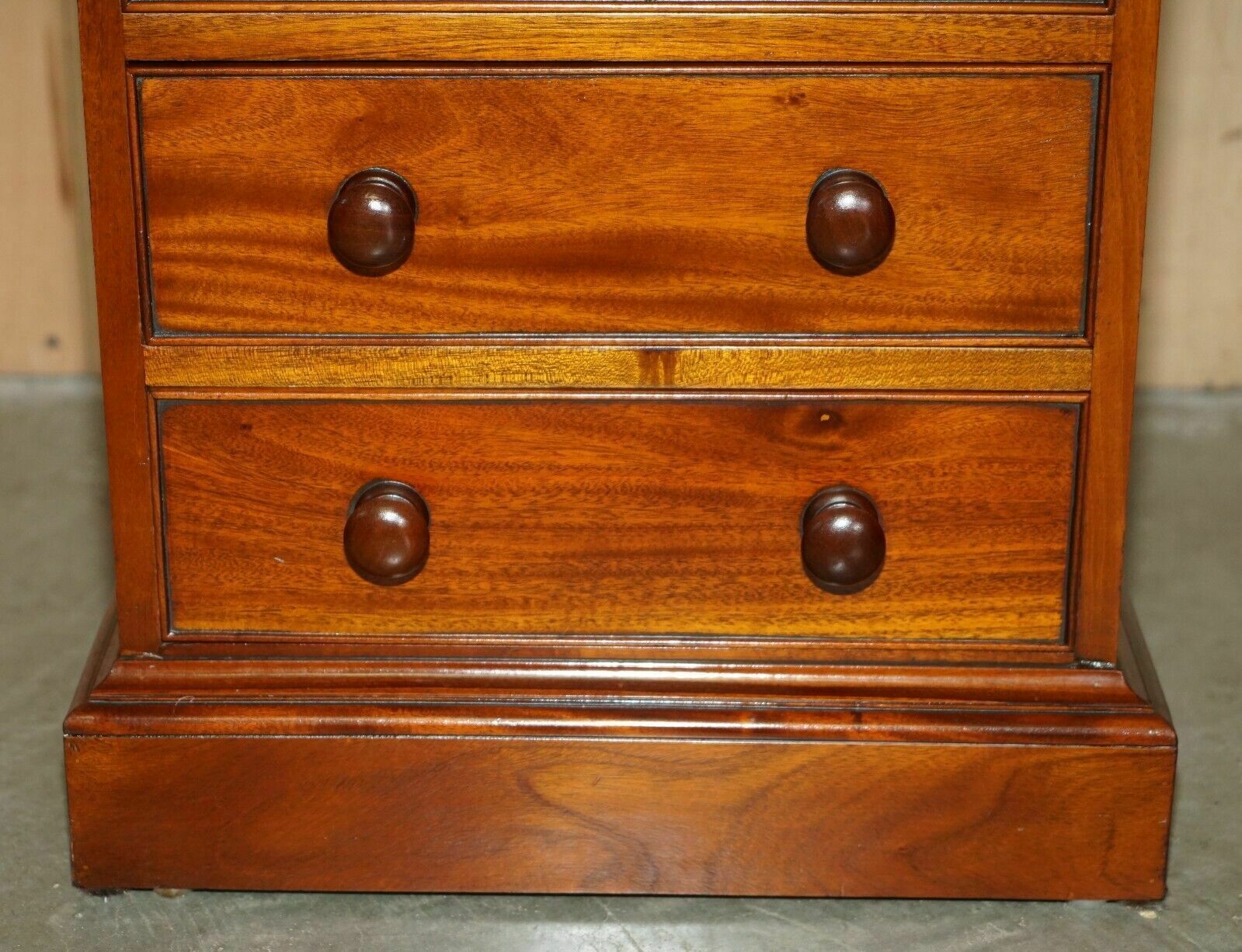 photo furniture Pair Of Vintage Flamed Mahogany Bedside Table Nightstand Drawers Part Suite
