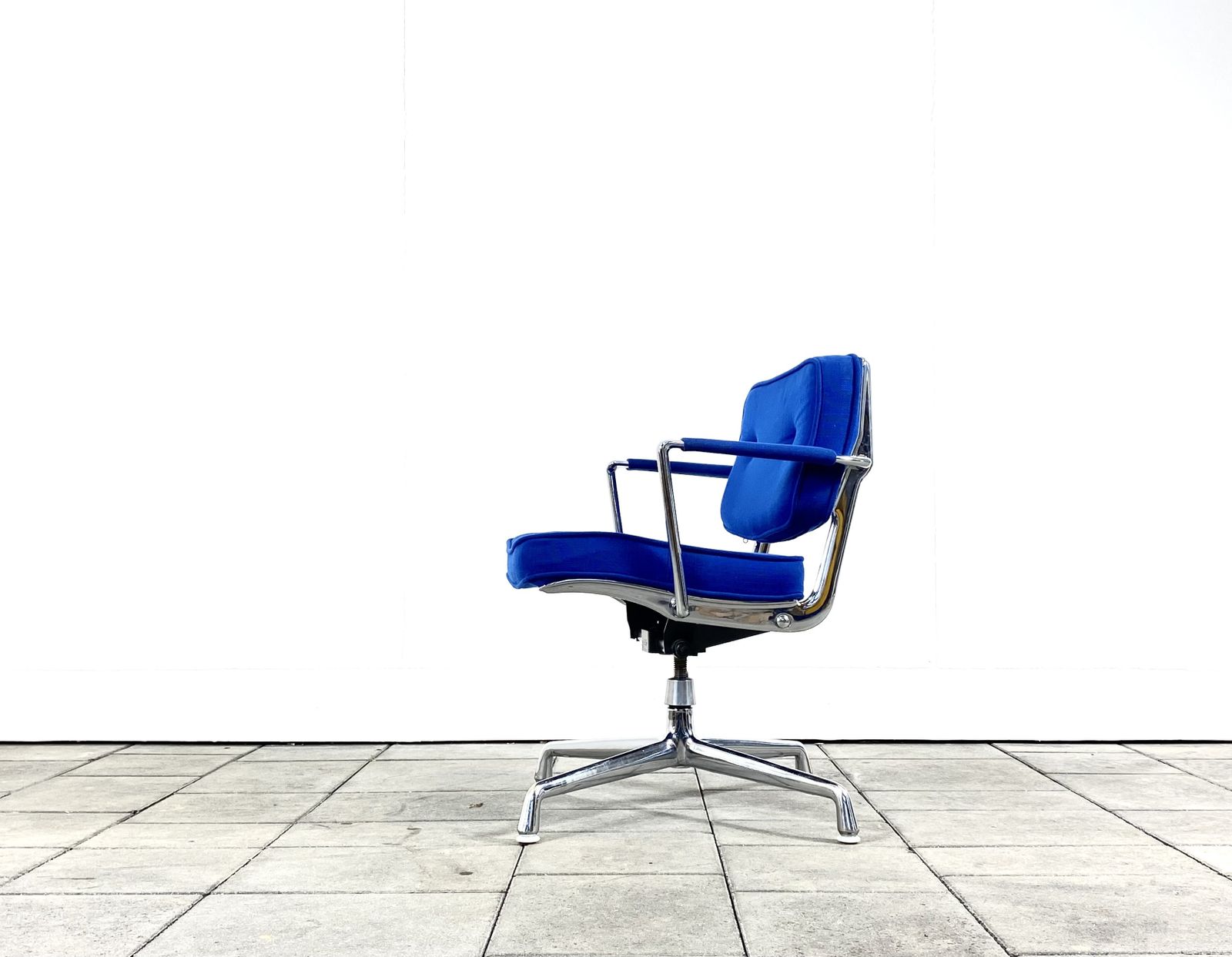 Es102 Intermediate Chair Designed By Charles &Ray Rames For Herman Miller 1960ies photo furniture