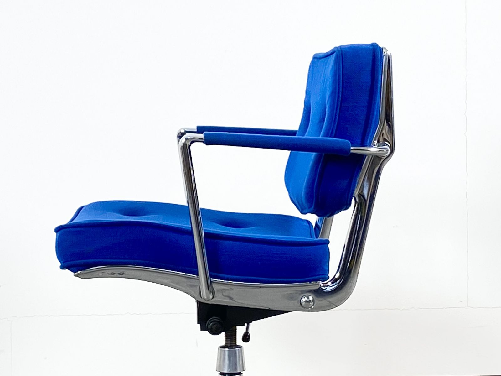 Es102 Intermediate Chair Designed By Charles &Ray Rames For Herman Miller 1960ies photo for sale