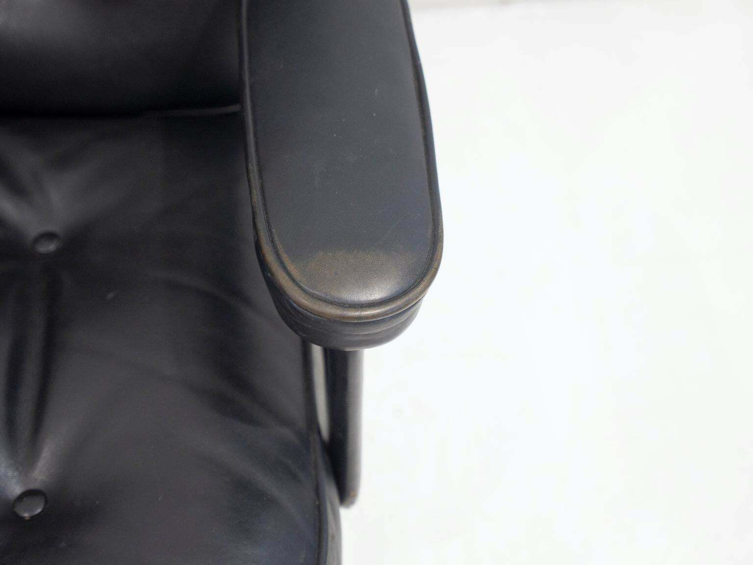 photo furniture Pair Of Black Leather Executive Chairs By Charles And Ray Eames