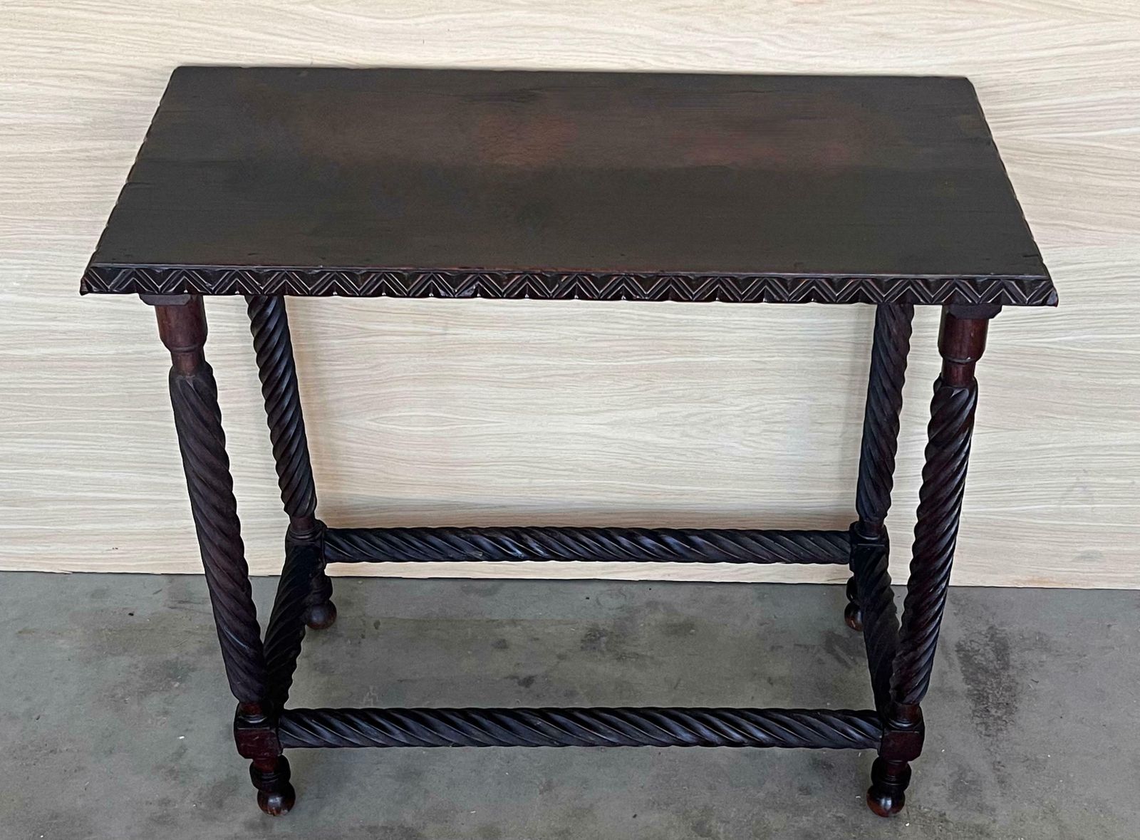 Table d'appoint espagnole du XIXe siècle, pieds tournés sculptés et bords sculptés photo 1766.0