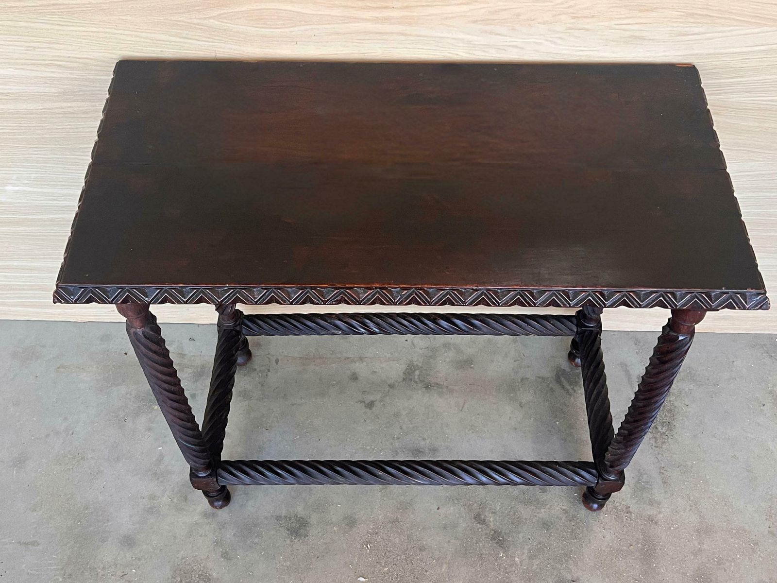 Mobilier Table d'appoint espagnole du XIXe siècle, pieds tournés sculptés et bords sculptés photo