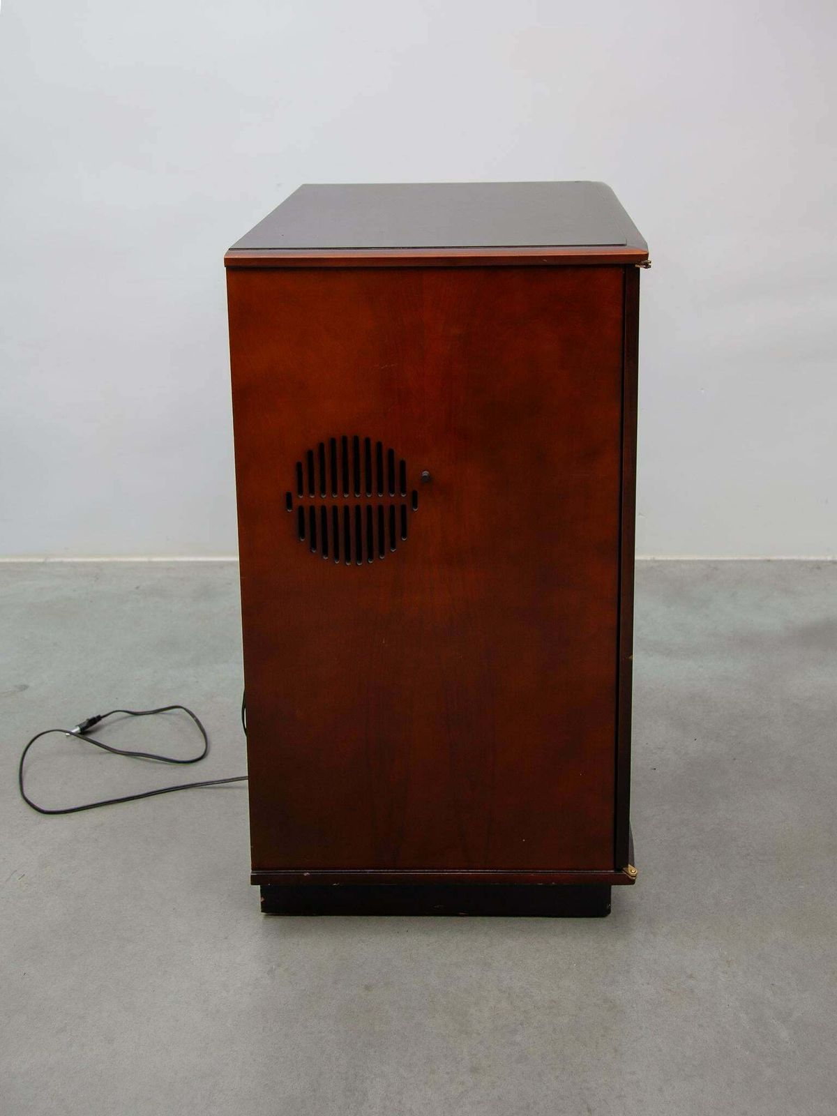 5109.0 De Coene Furniture Music Box And Speakers, Blue Tooth photo