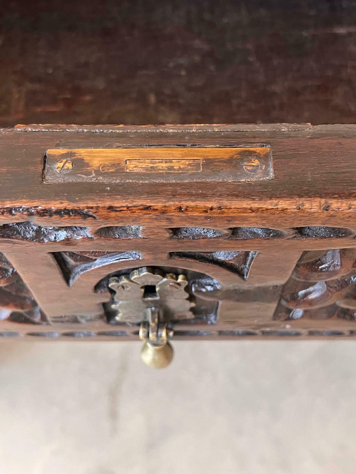 photo for sale Console espagnole du XVIIIe siècle, tiroirs sculptés et quincaillerie d'époque