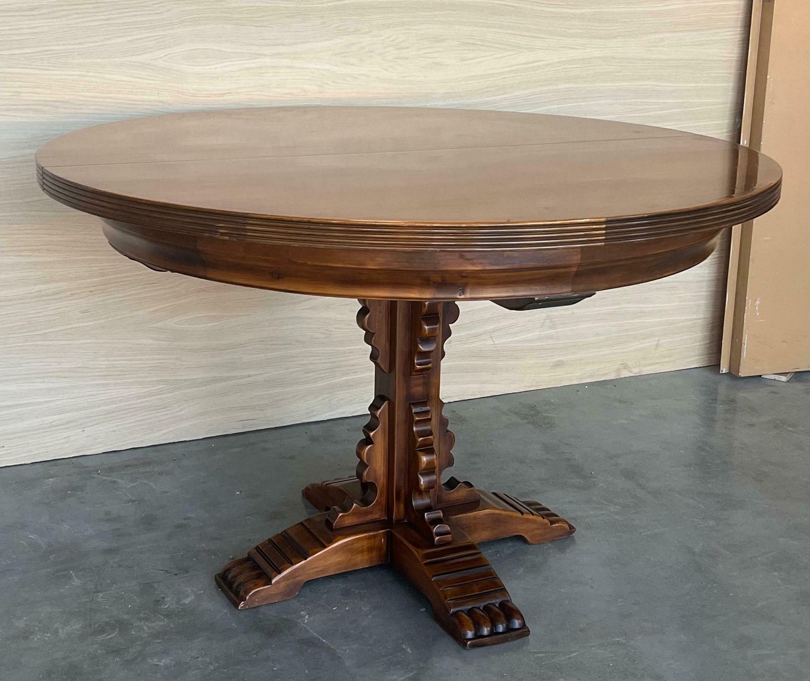 Table à manger ronde d'époque espagnole, sculptée à motifs figuratifs, pied central photo for sale