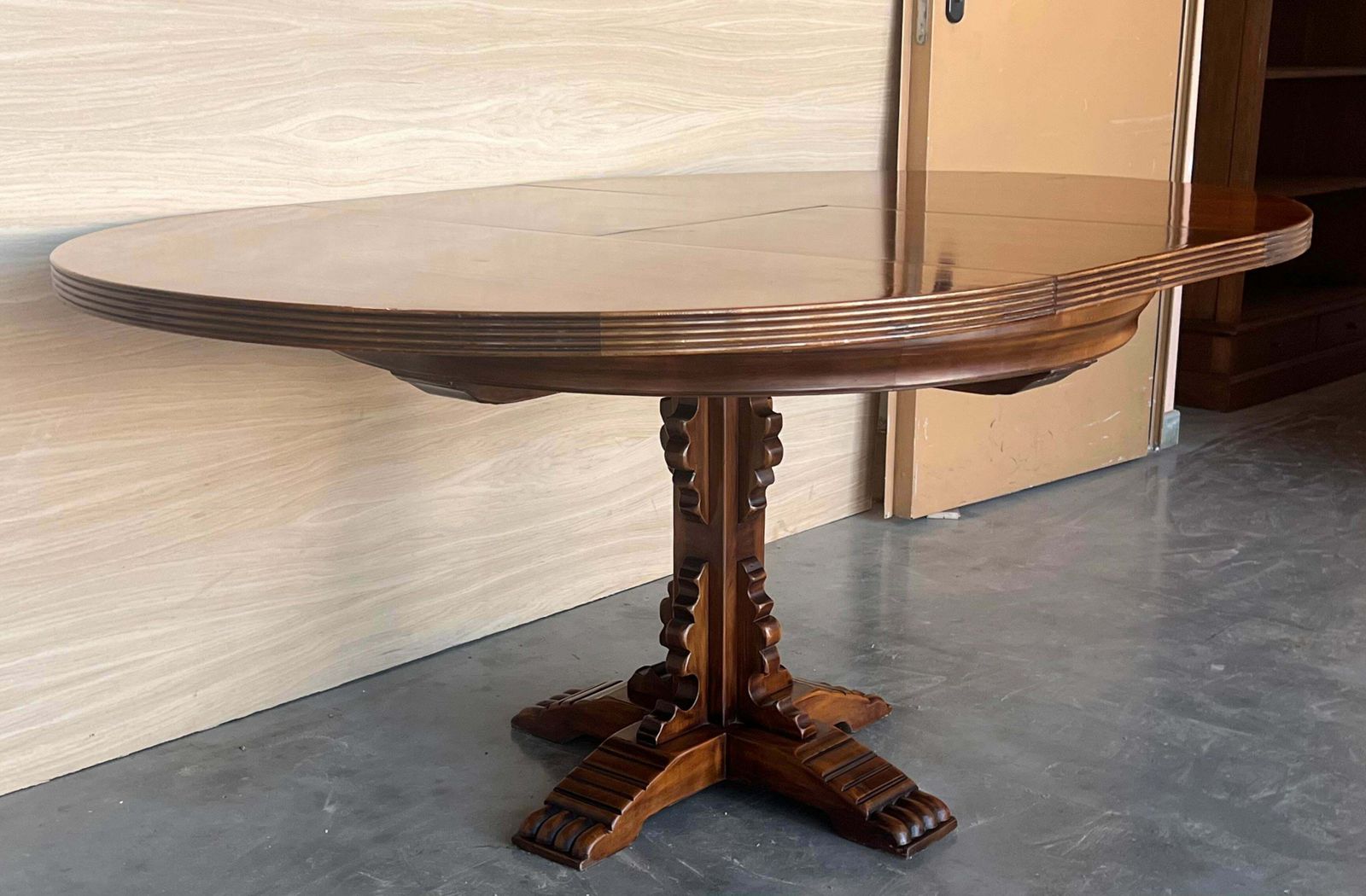 5044.0 Table à manger ronde d'époque espagnole, sculptée à motifs figuratifs, pied central photo