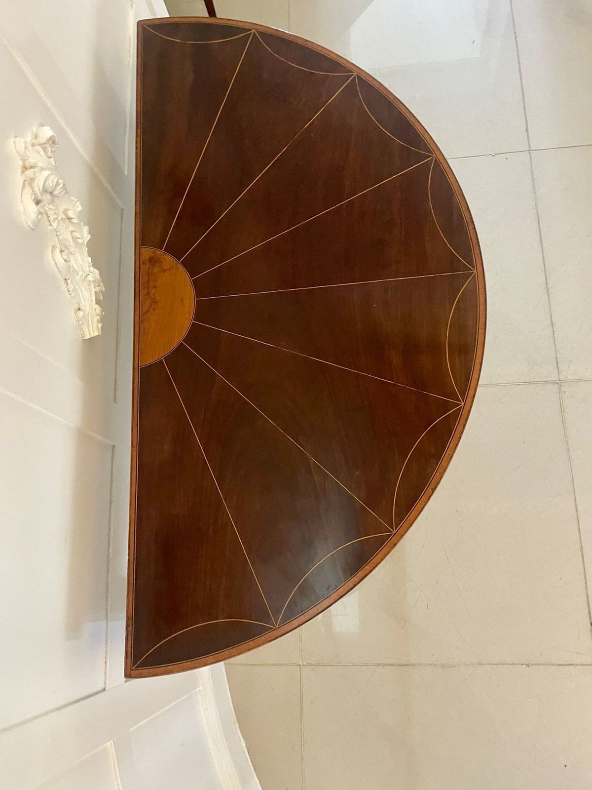 photo vinterior Fine Quality Antique 18th Century Mahogany And Satinwood Inlaid Demi Lune Shaped Card Table