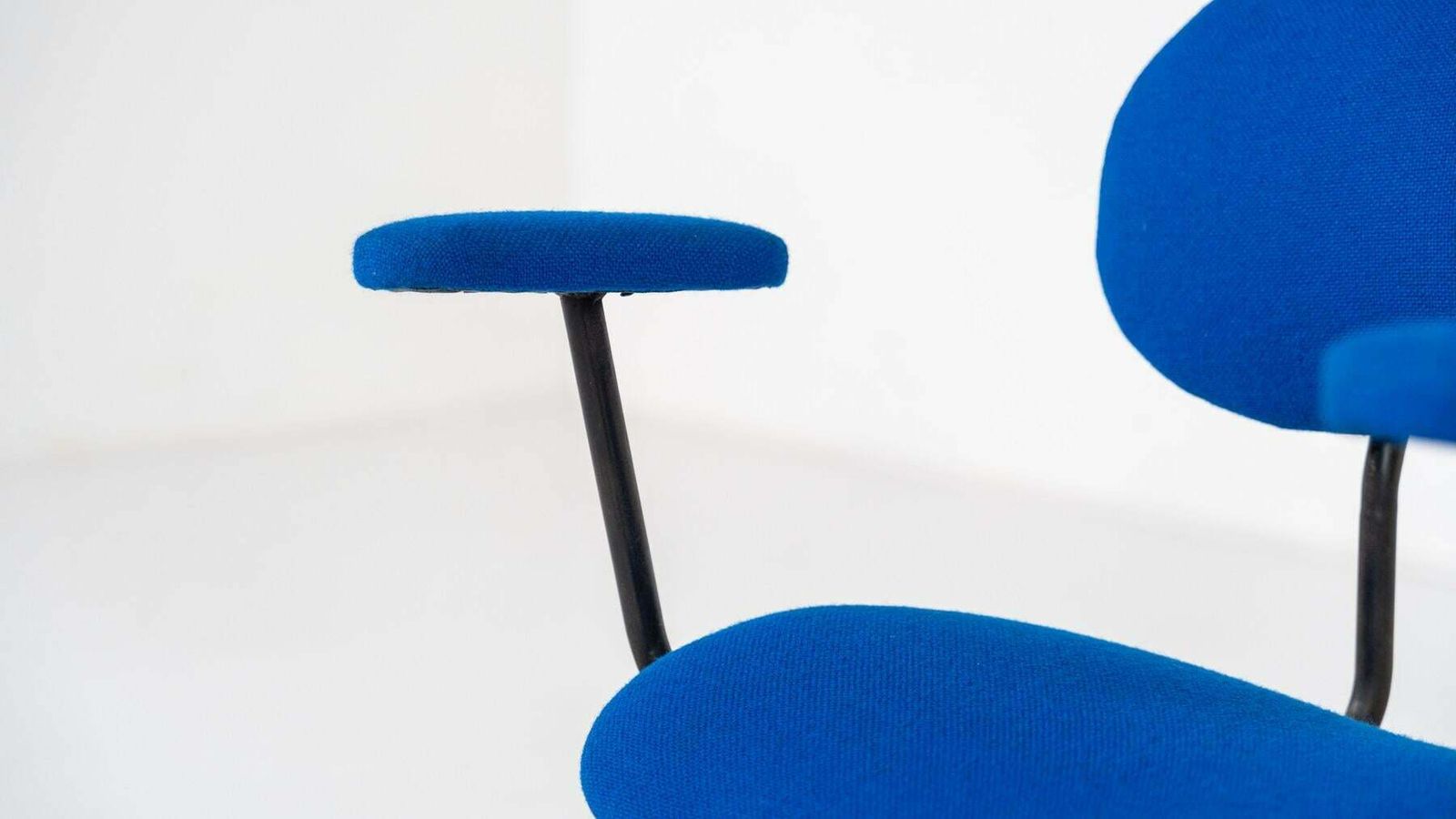 Mid Century Modern Bleu Swivel Desk Chair photo vinterior