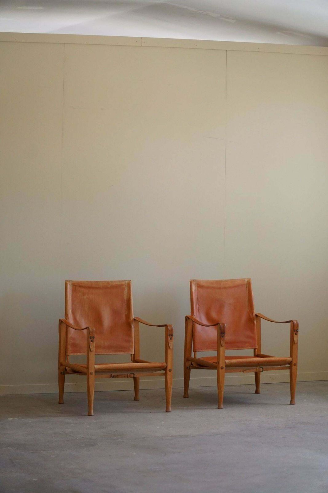 photo vinterior Kaare Klint A Pair Of Safari Chairs In Ash And Leather Rud Rasmussen 1960s