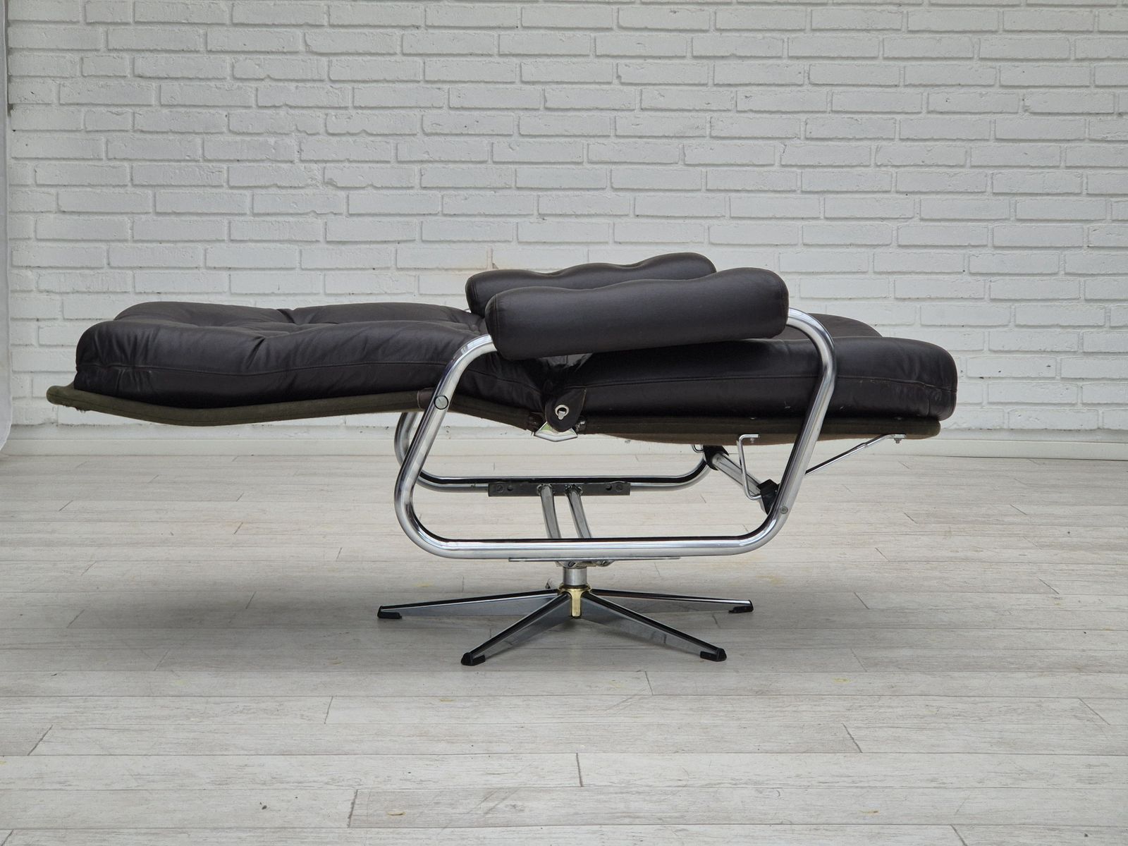photo vintage 1970s, Danish Swivel Chair, Original Condition, Leather, Chrome Steel.