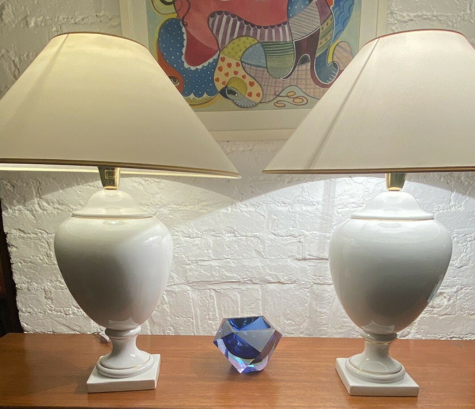 photo vintage Pair Of White & Gold Ceramic Table Lamps & Shades By Stefano Cevoli, Italian, 1980s