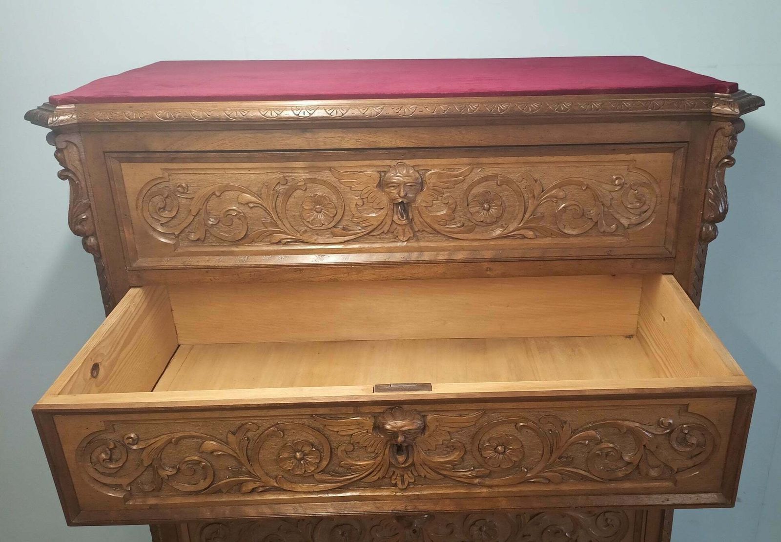 photo vinterior Antique 19th Century Italian Walnut Chest Of Drawers