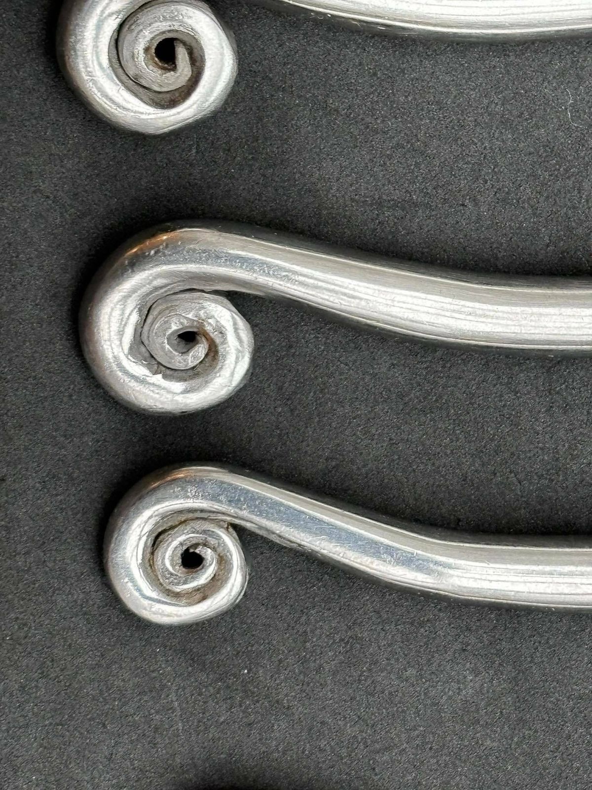 Set Van 4 Soeplepels – Swirl Bestek Met Gedraaide Uiteinden, Frans Vervangingsbestek, Spiraalvormige Uiteinden, Brutalist Stijl, Middeleeuws Aandoend, Viking Stijl photo 104.0